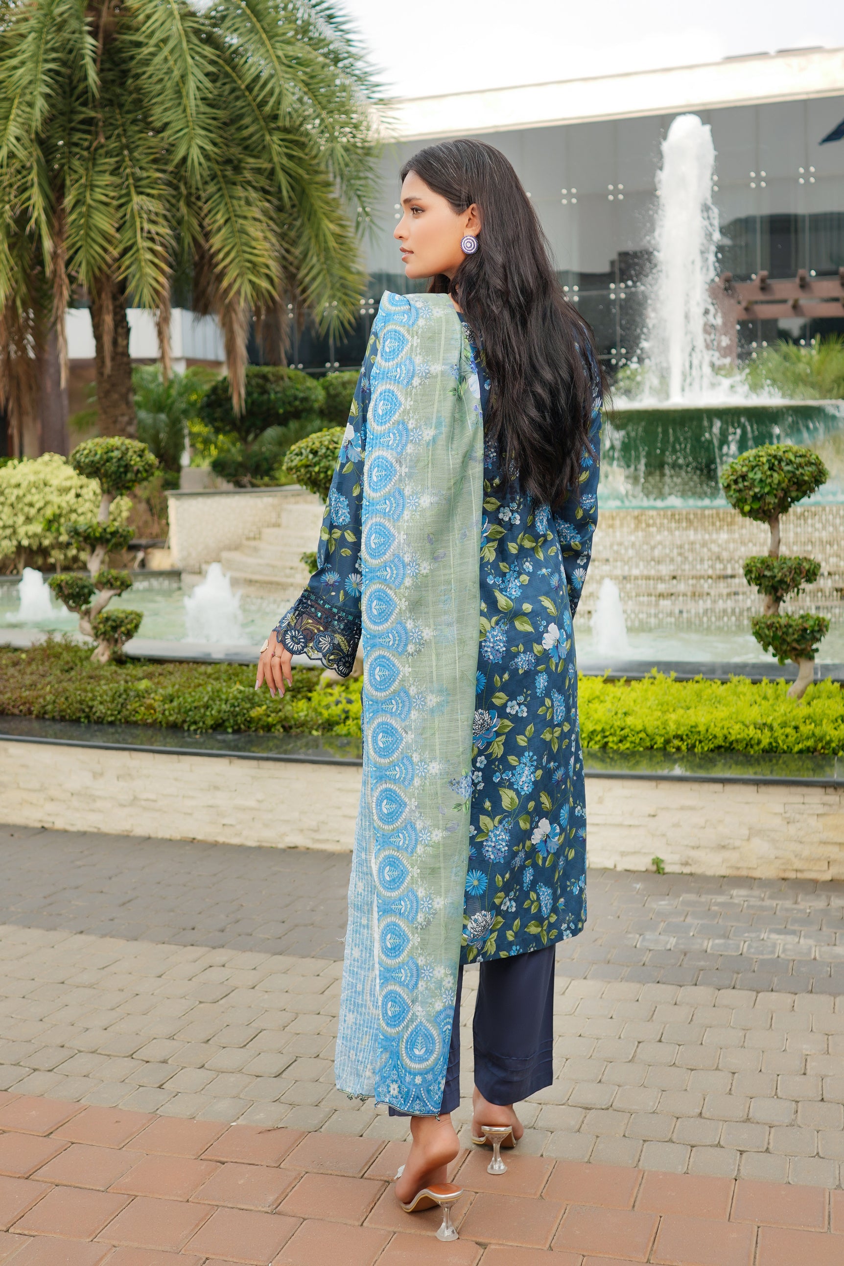 Munira Embroidered Lawn 3 Piece Suit MUN665