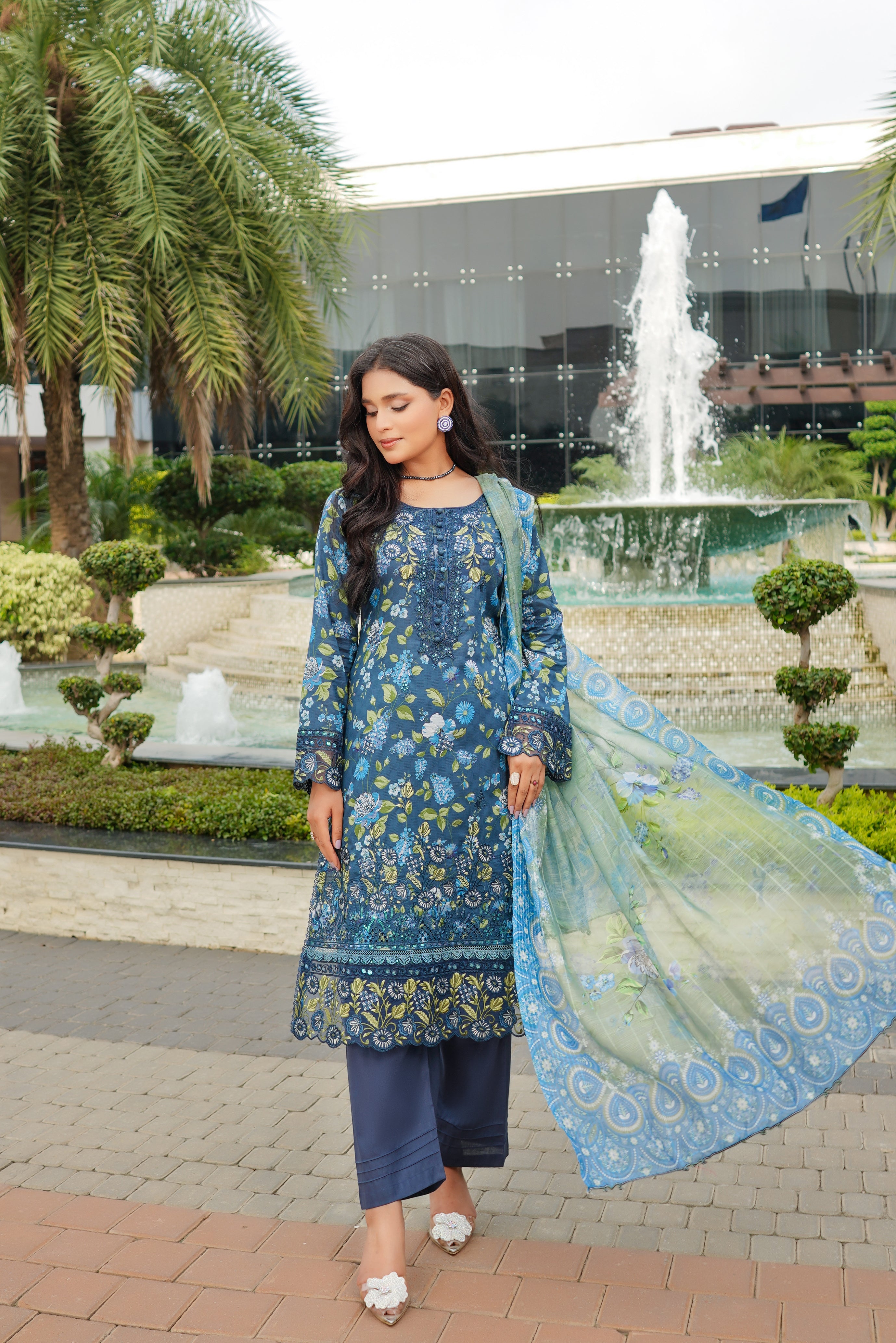 Munira Embroidered Lawn 3 Piece Suit MUN665