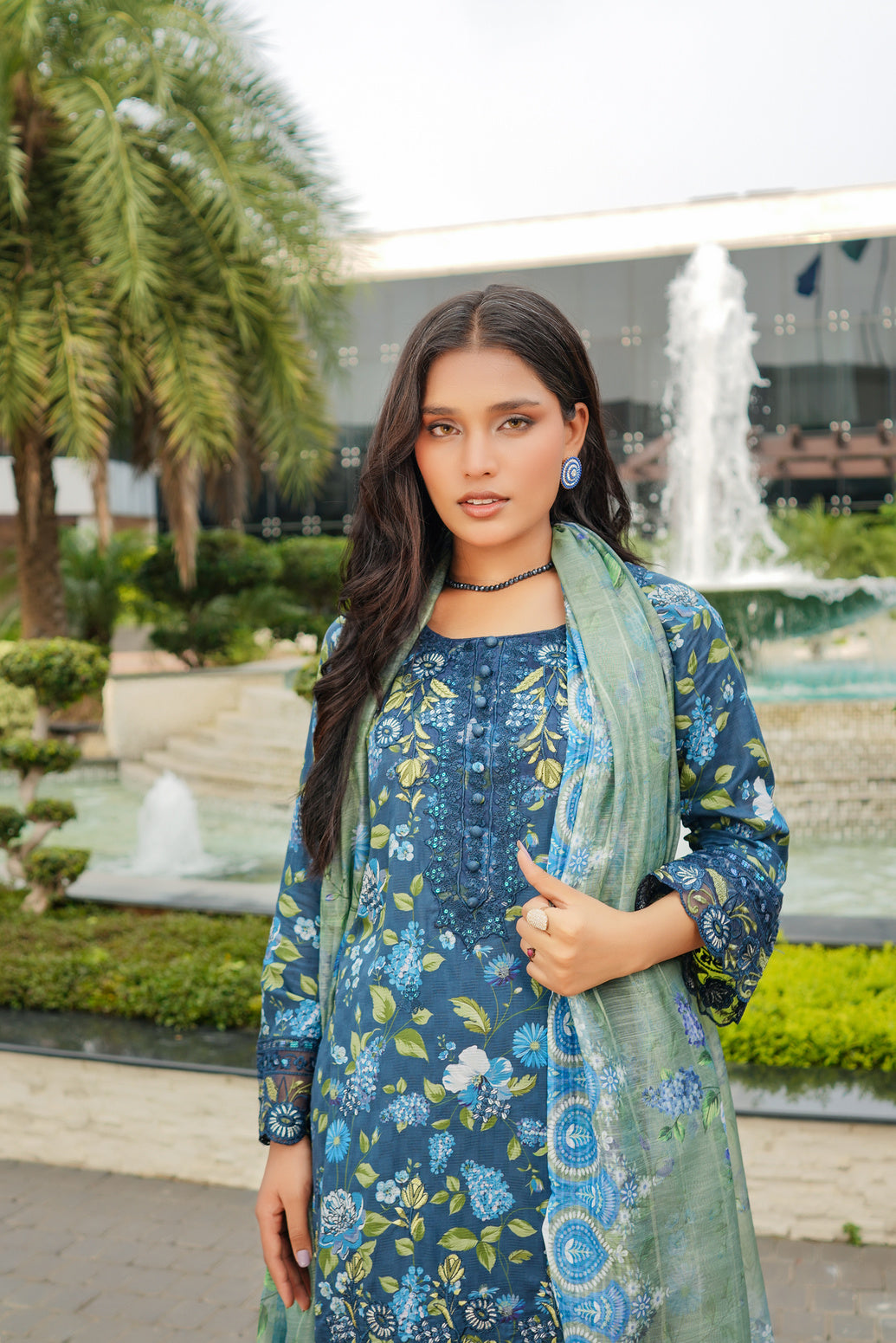 Munira Embroidered Lawn 3 Piece Suit MUN665