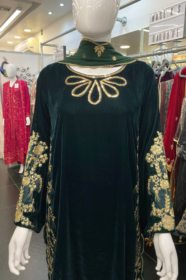 Heeras Embroidered Velvet 3 Piece Suit HEE59