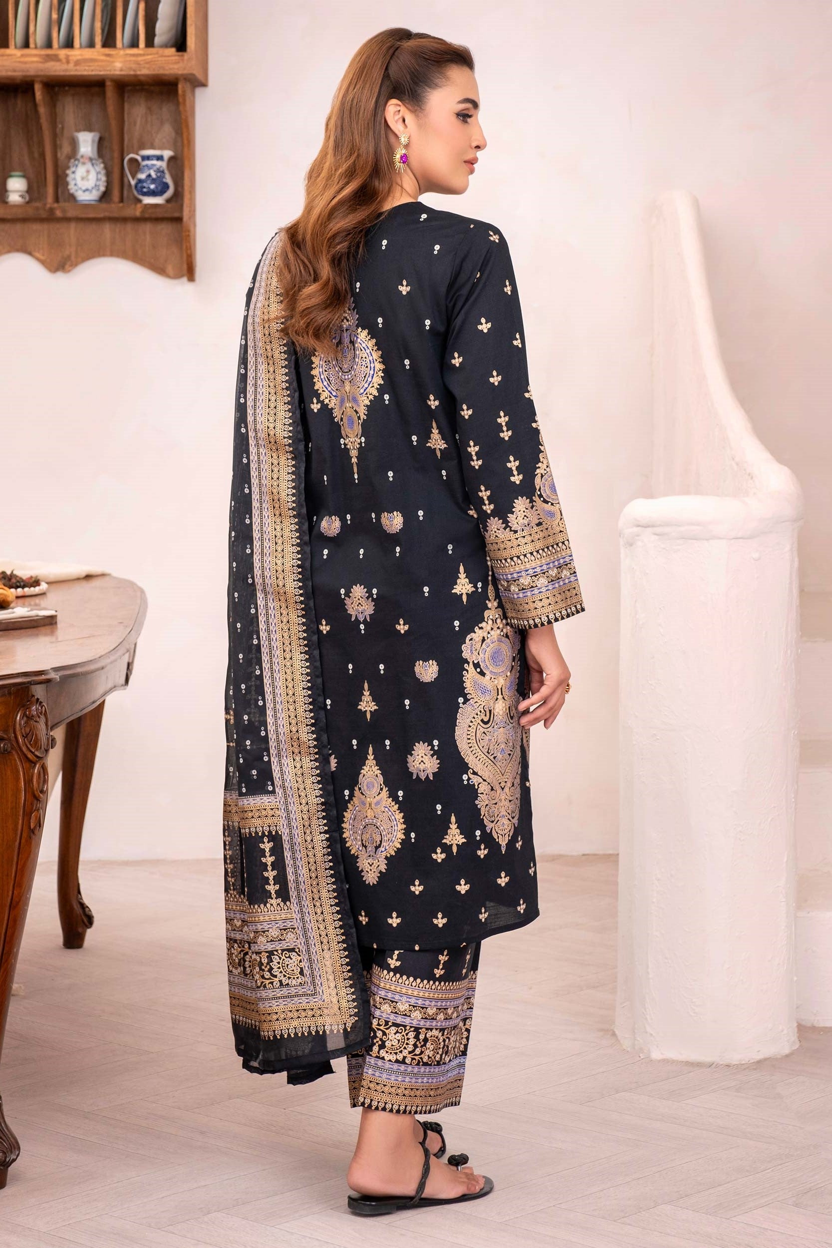 Limelight Embroidered Lawn 3 Piece Suit LIM375