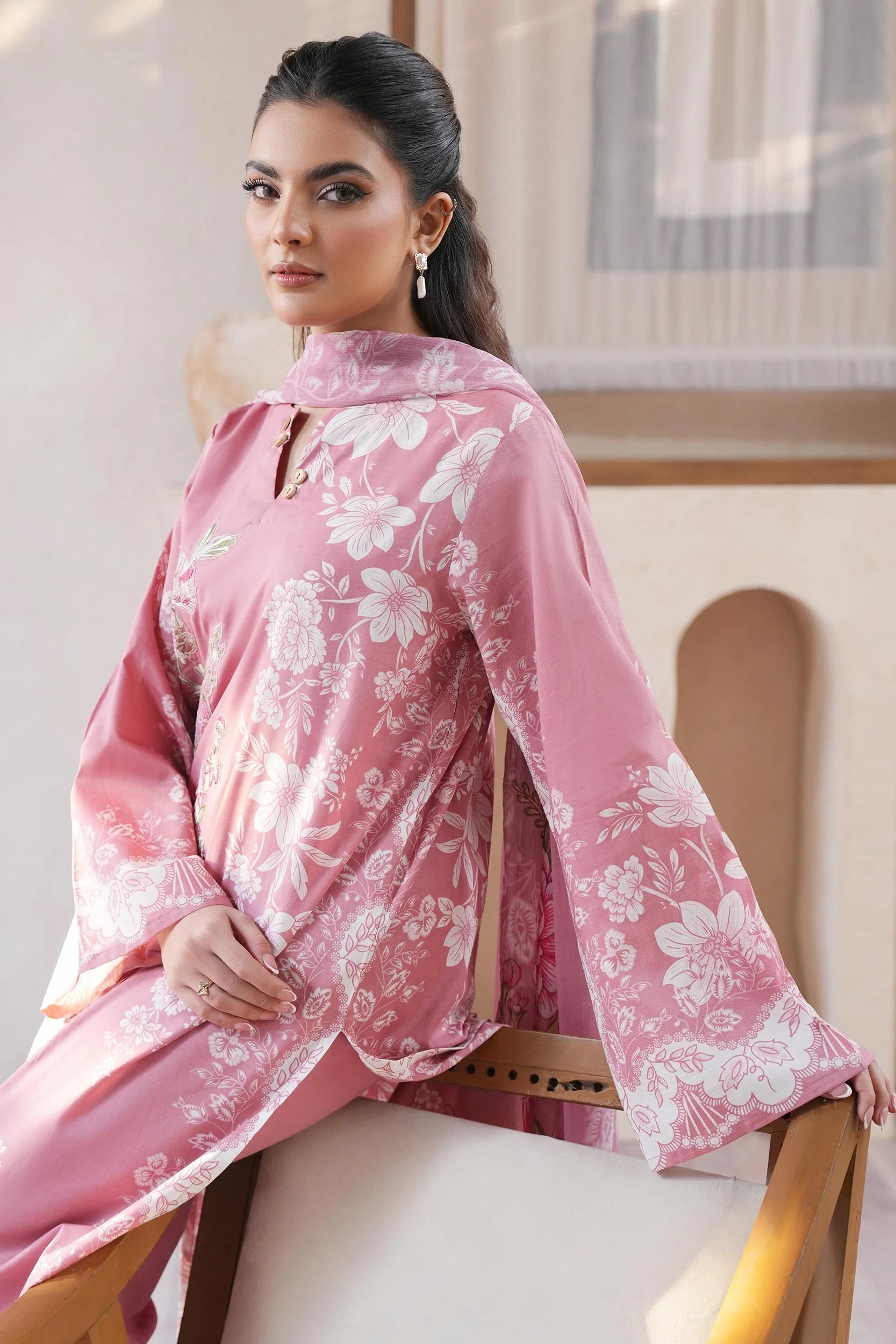 Limelight Embroidered Lawn 3 Piece Suit LIM376
