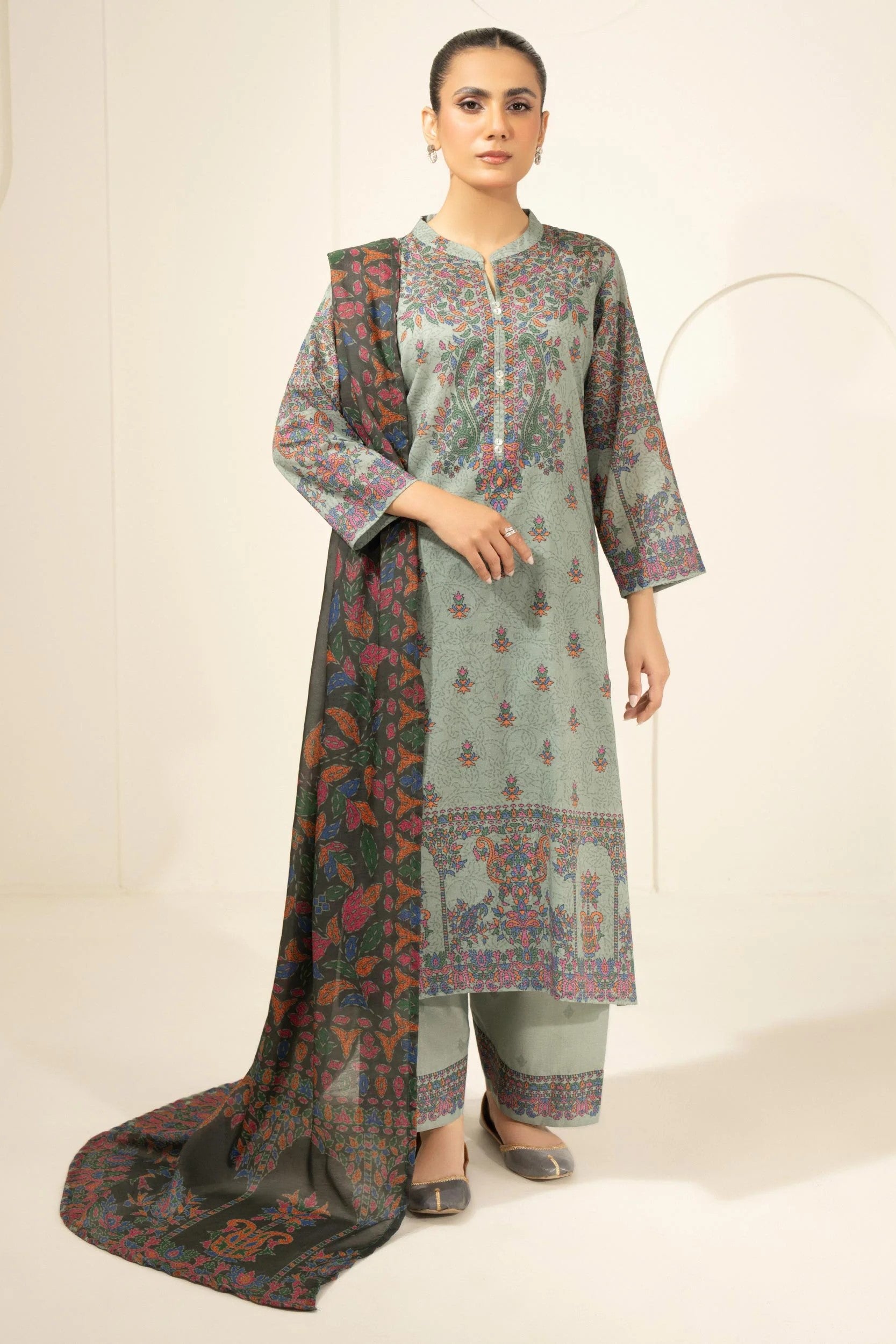 Limelight Lawn 3 Piece Shalwar Kameez Suit LIM385