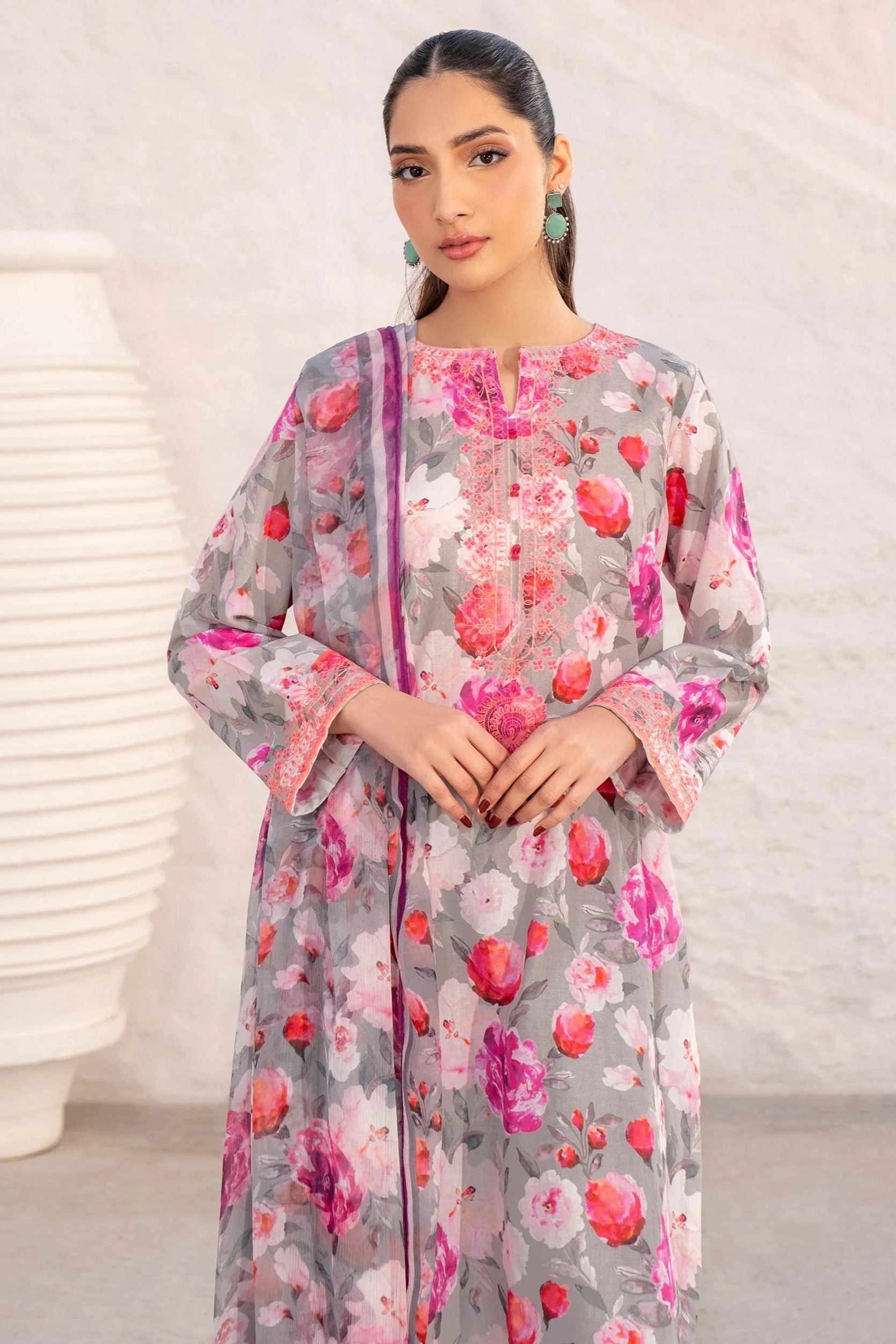 Limelight Embroidered Lawn 3 Piece Suit LIM398
