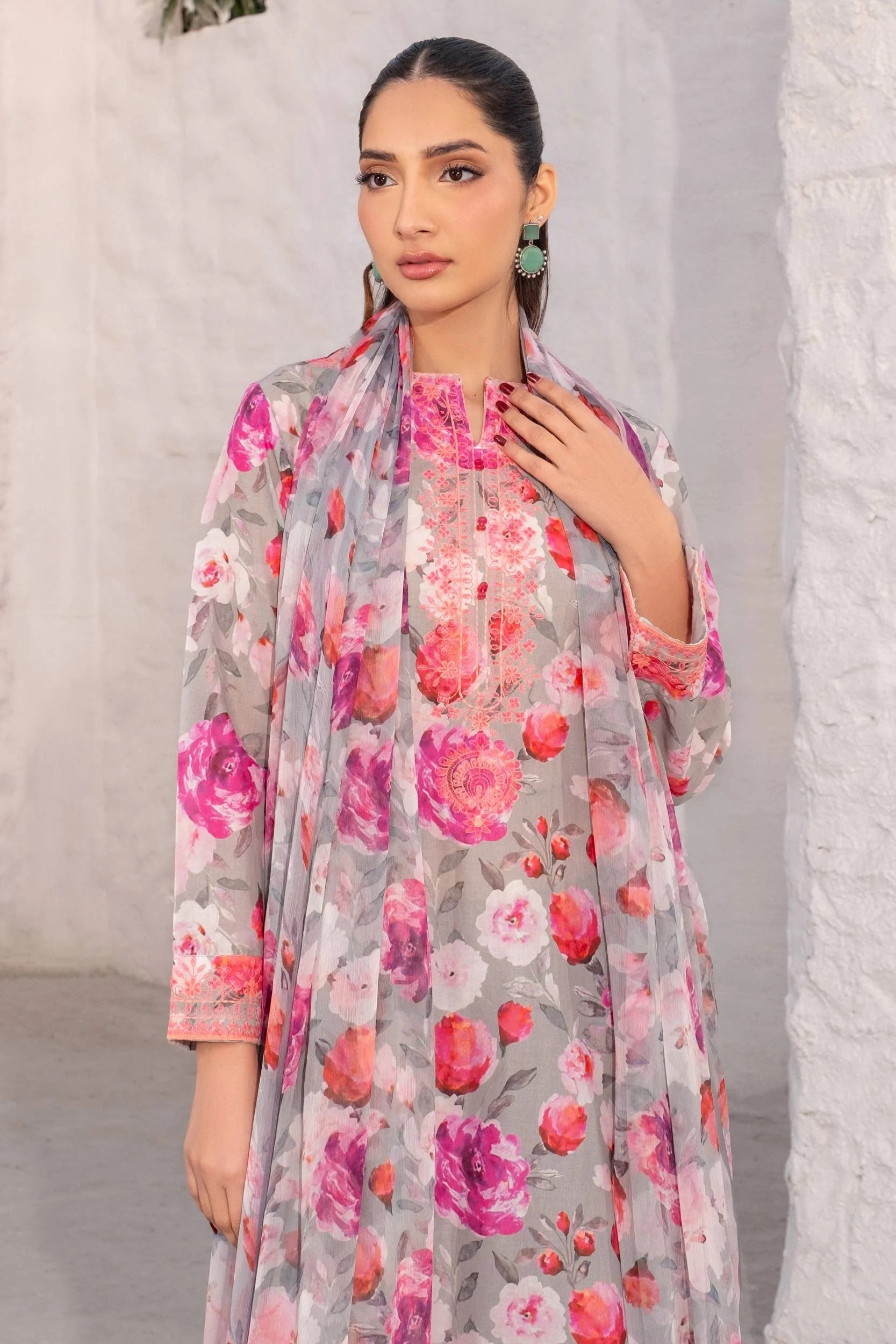 Limelight Embroidered Lawn 3 Piece Suit LIM398