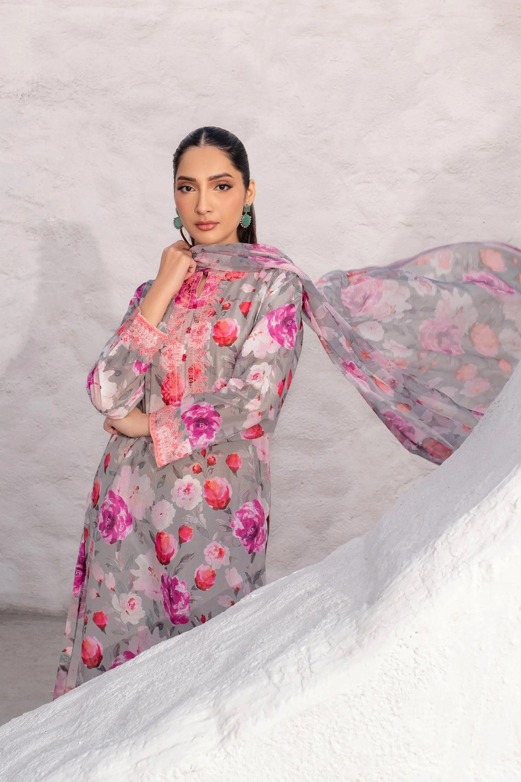 Limelight Embroidered Lawn 3 Piece Suit LIM398