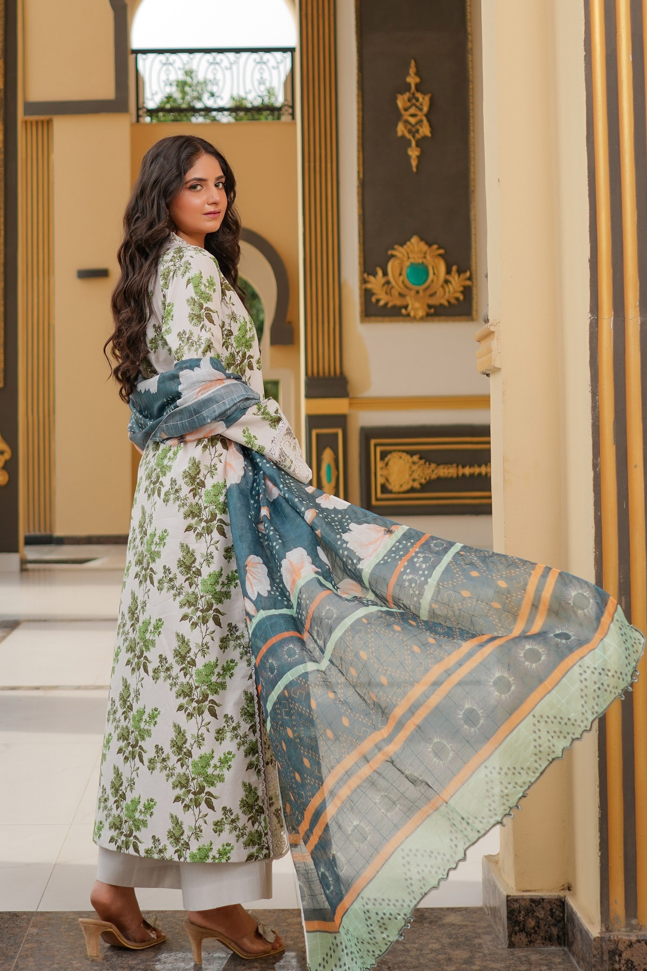 Munira Embroidered Lawn 3 Piece Suit MUN650