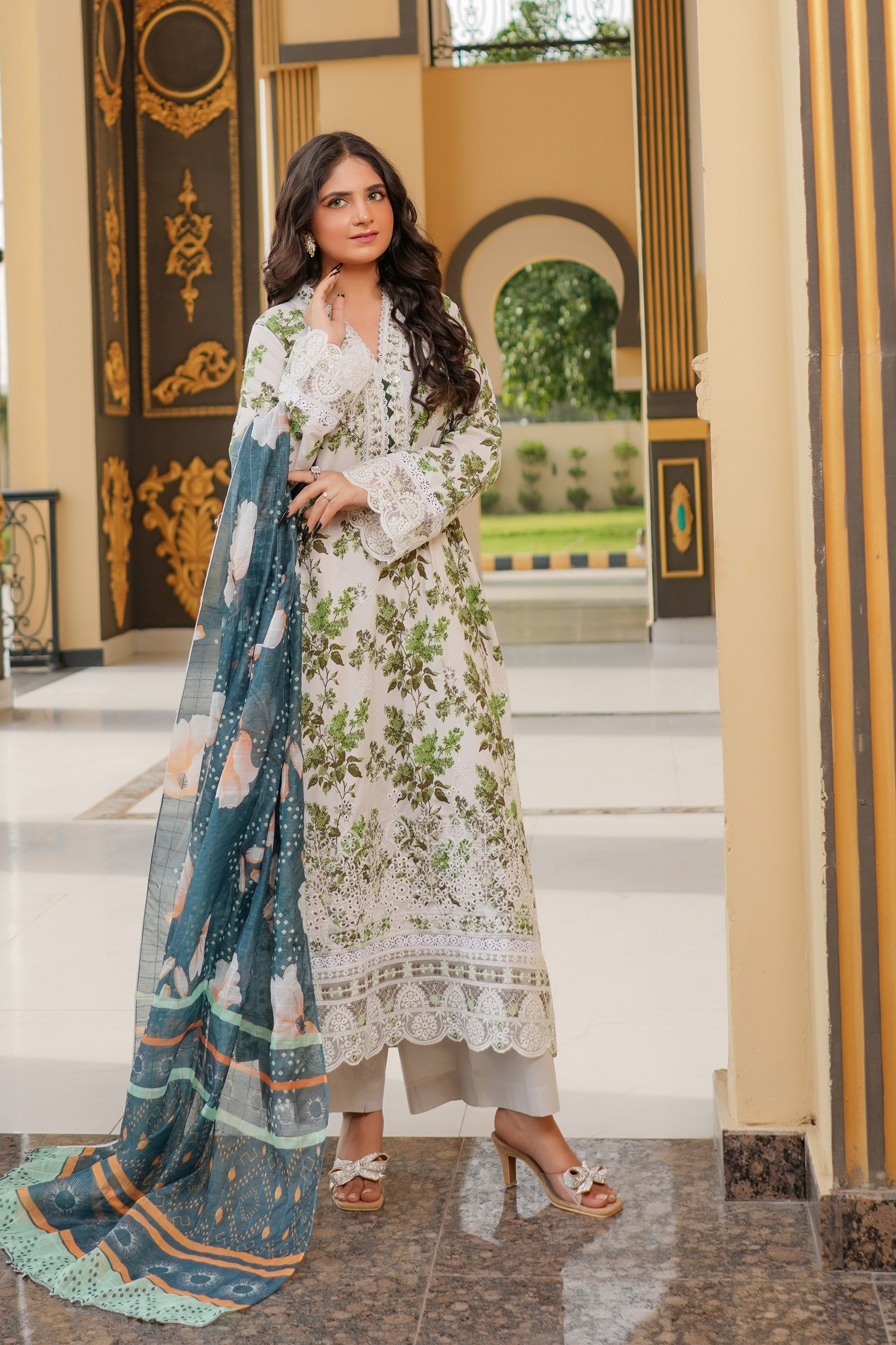 Munira Embroidered Lawn 3 Piece Suit MUN650