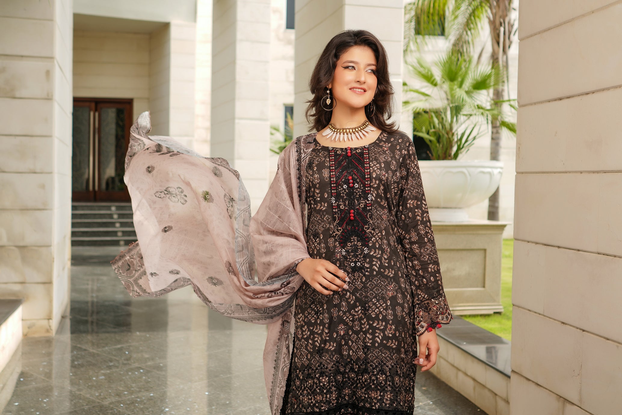 Munira Embroidered Lawn 3 Piece Suit MUN660