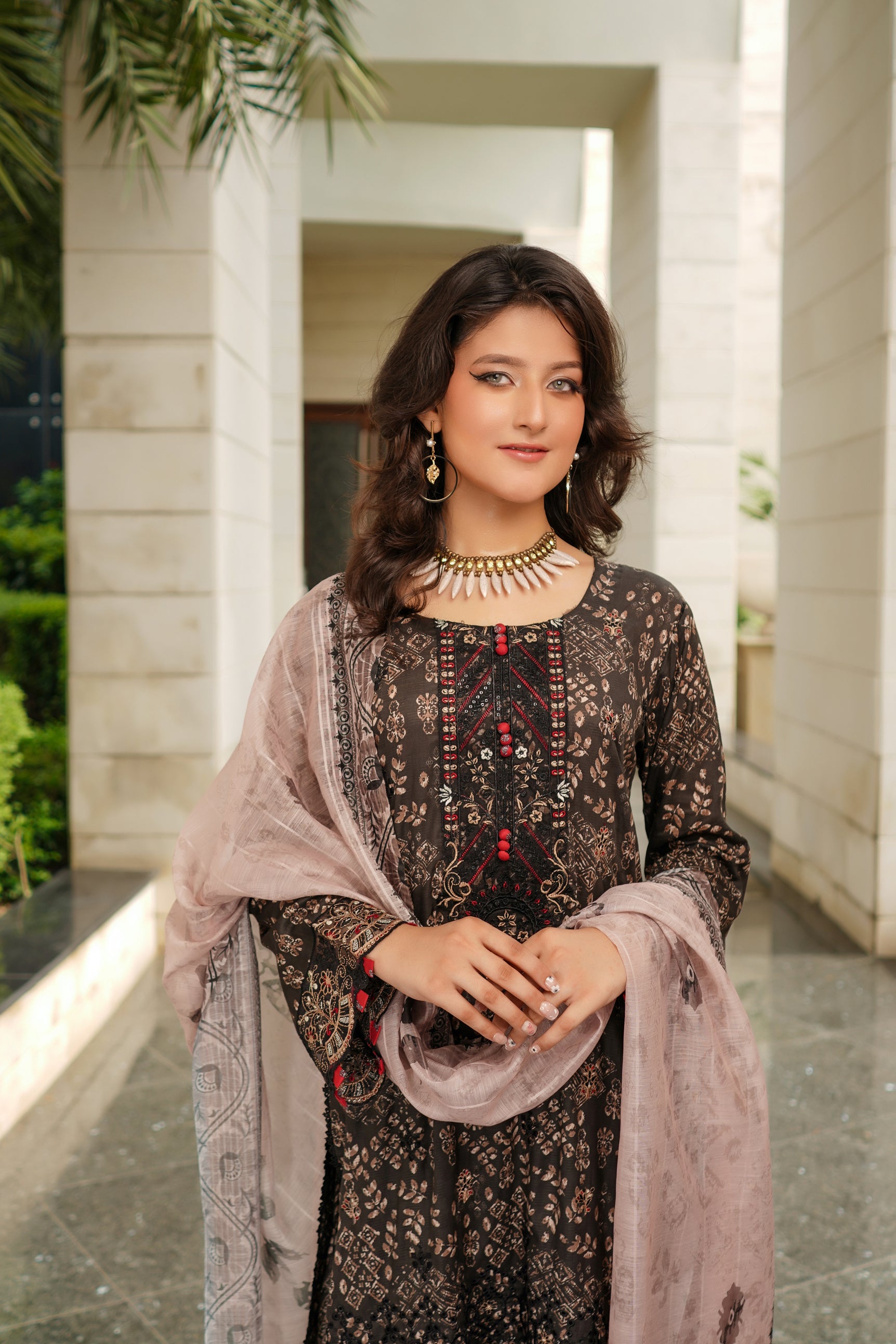 Munira Embroidered Lawn 3 Piece Suit MUN660