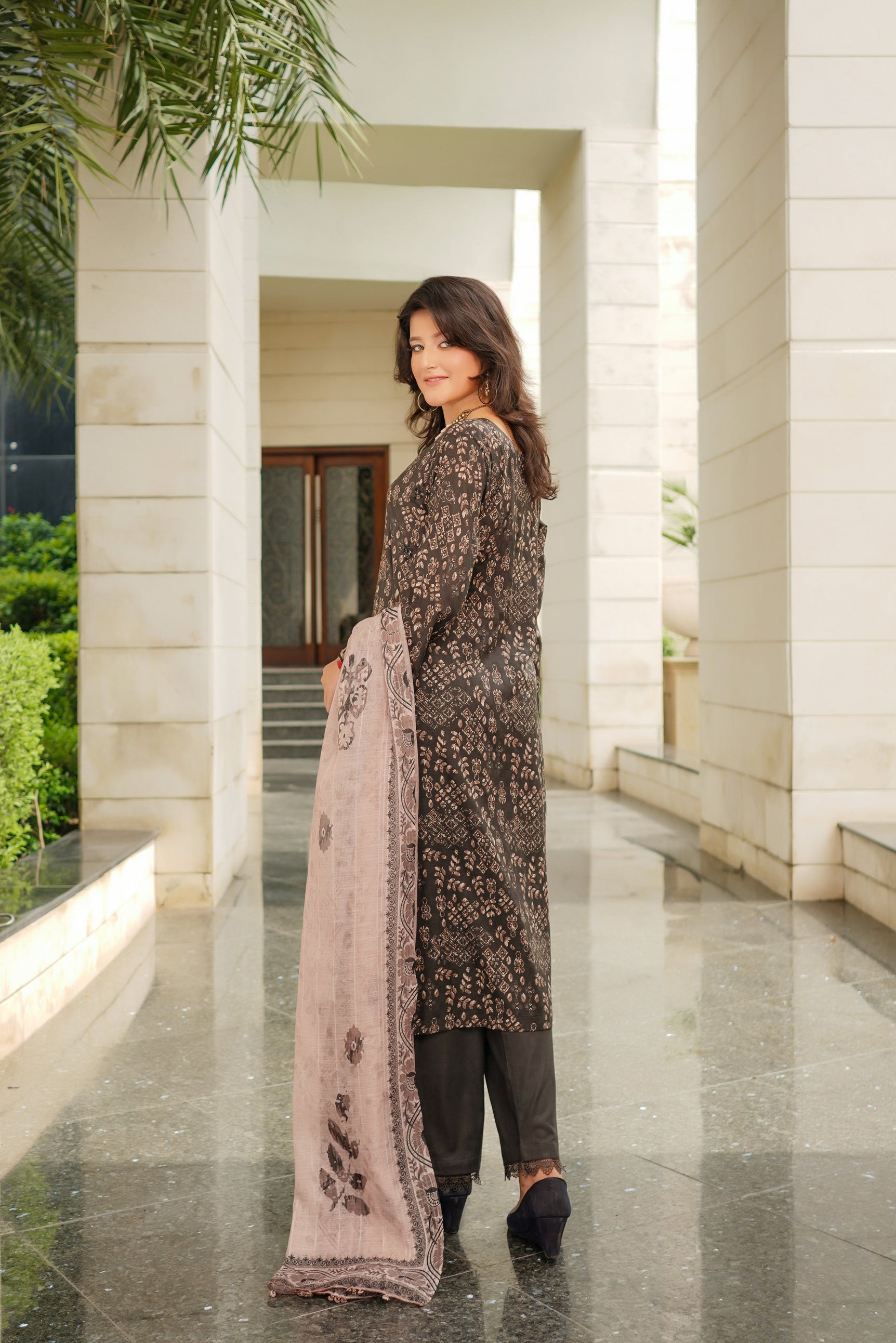 Munira Embroidered Lawn 3 Piece Suit MUN660