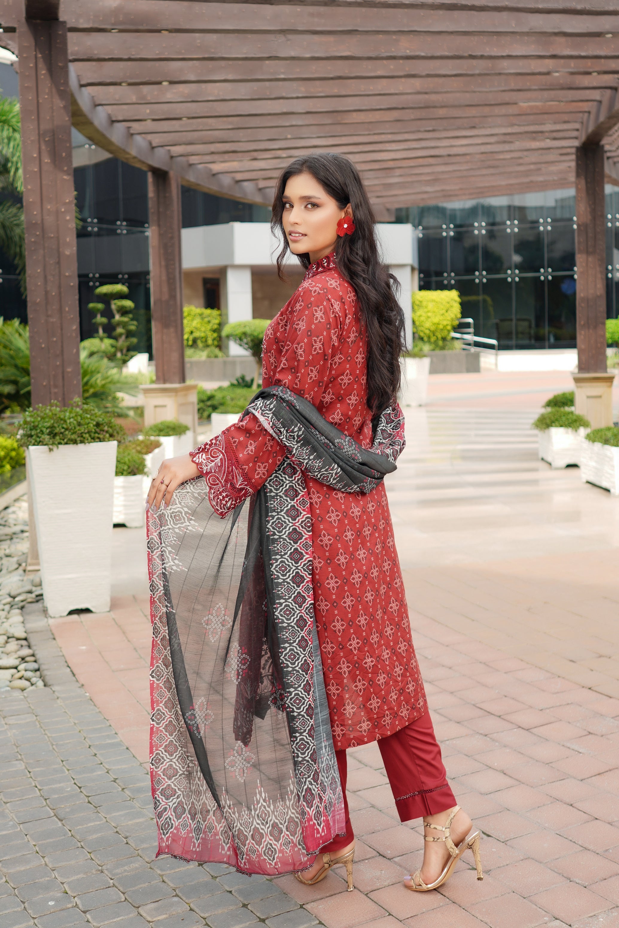 Munira Embroidered Lawn 3 Piece Suit MUN661