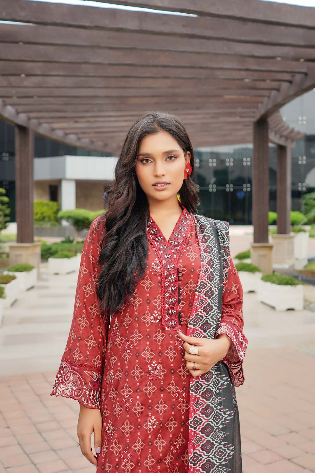 Munira Embroidered Lawn 3 Piece Suit MUN661