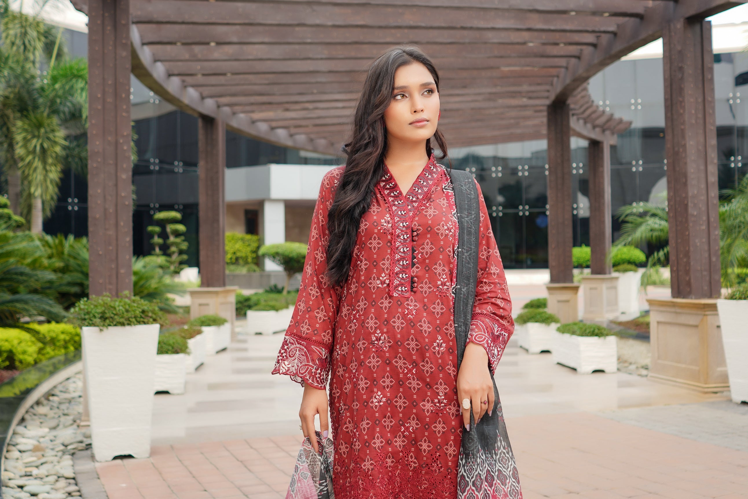 Munira Embroidered Lawn 3 Piece Suit MUN661