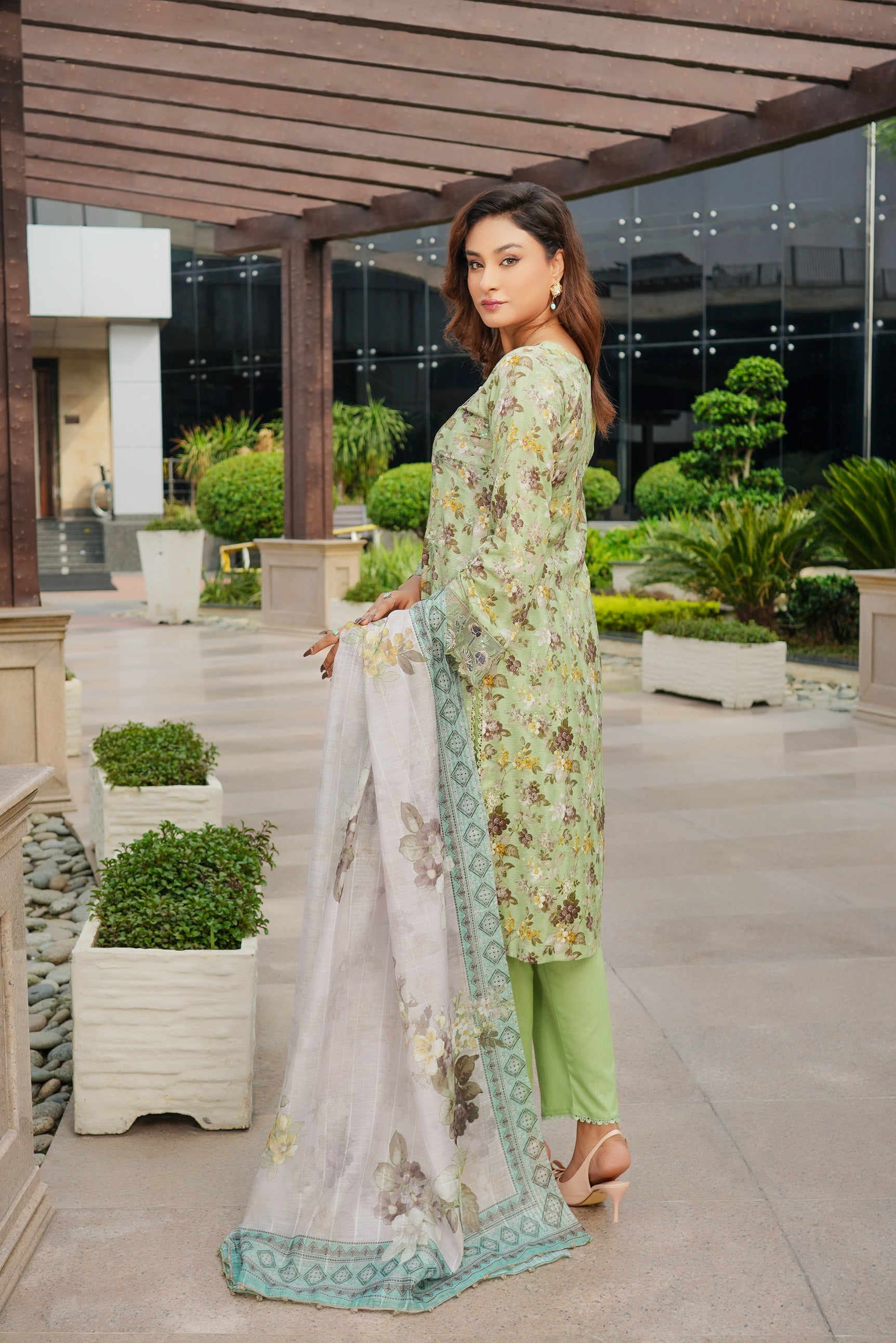 Munira Embroidered Lawn 3 Piece Suit MUN662
