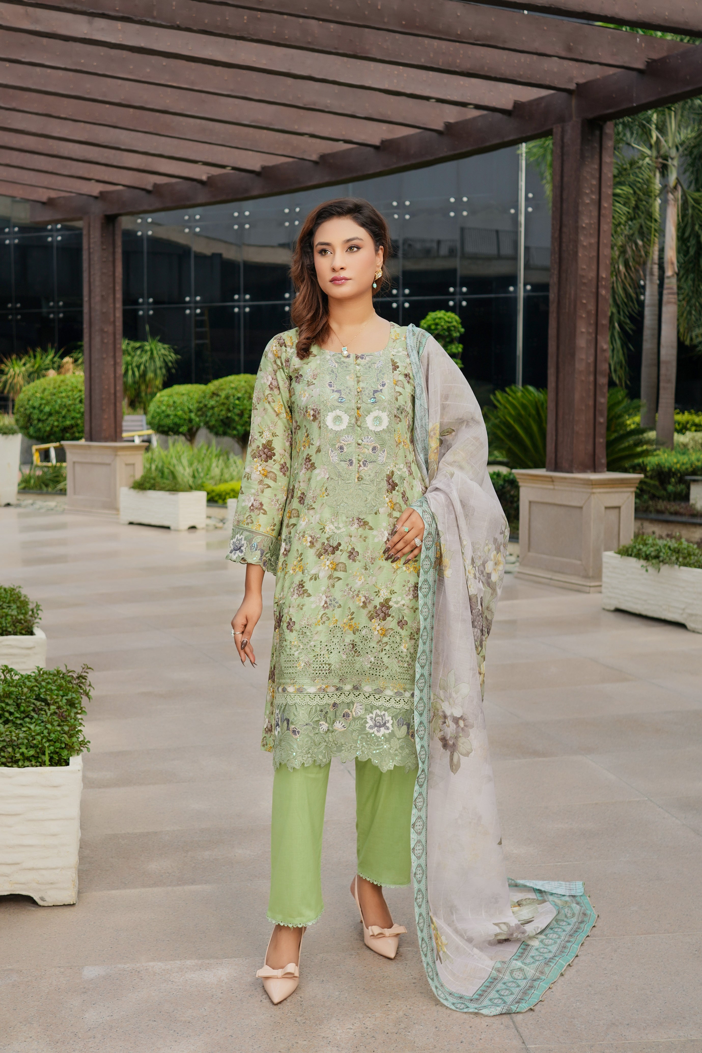 Munira Embroidered Lawn 3 Piece Suit MUN662