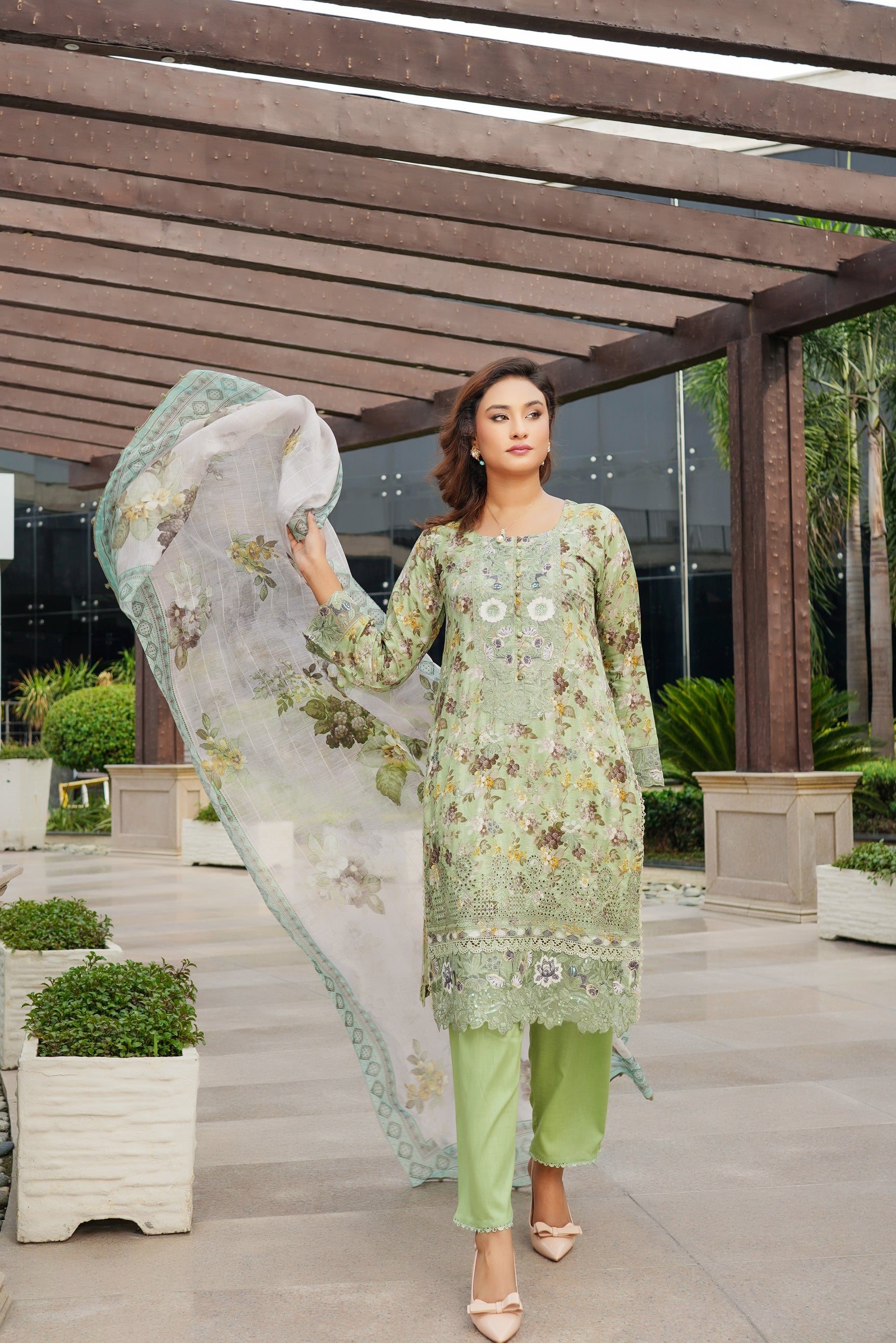 Munira Embroidered Lawn 3 Piece Suit MUN662
