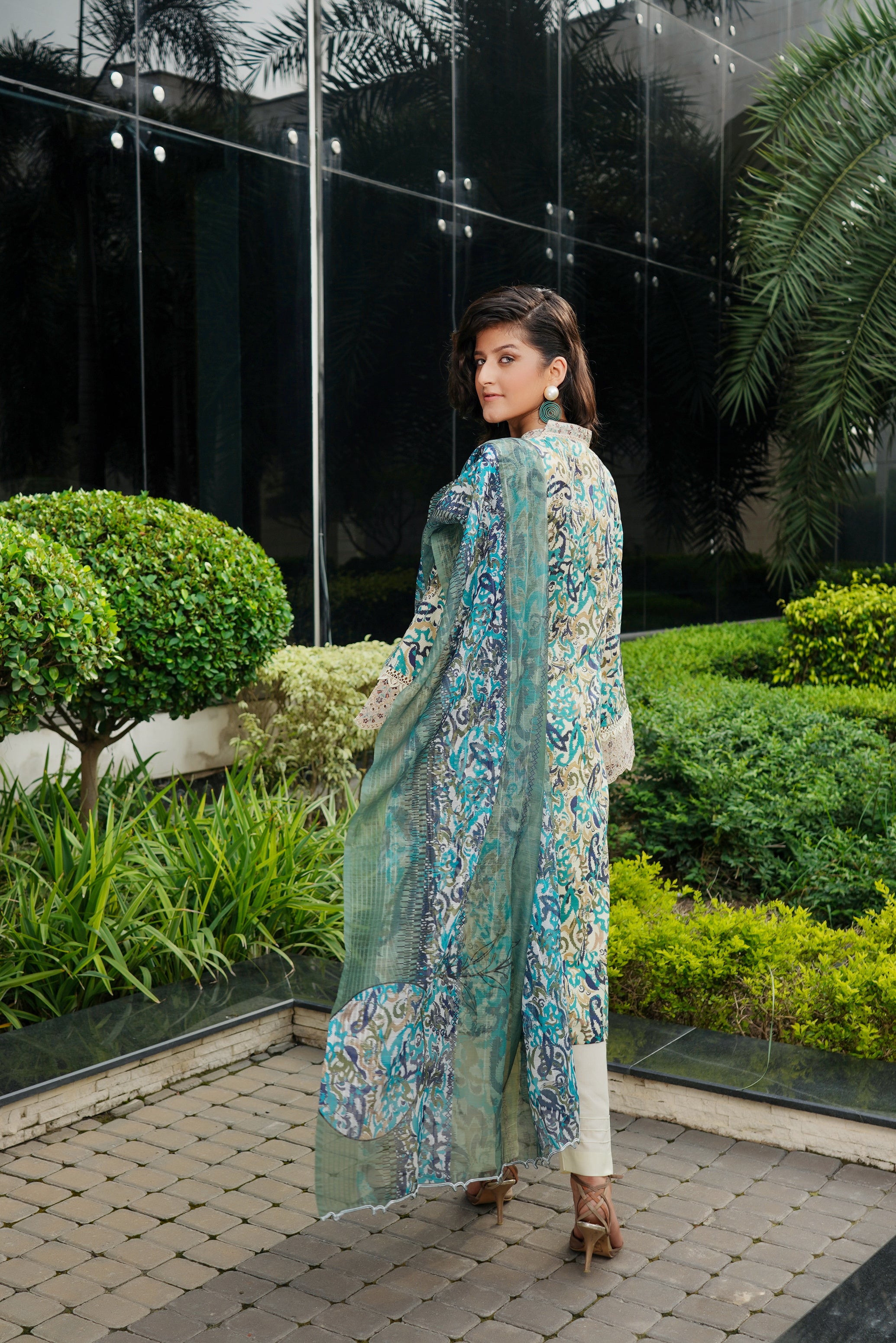 Munira Embroidered Lawn 3 Piece Suit MUN663
