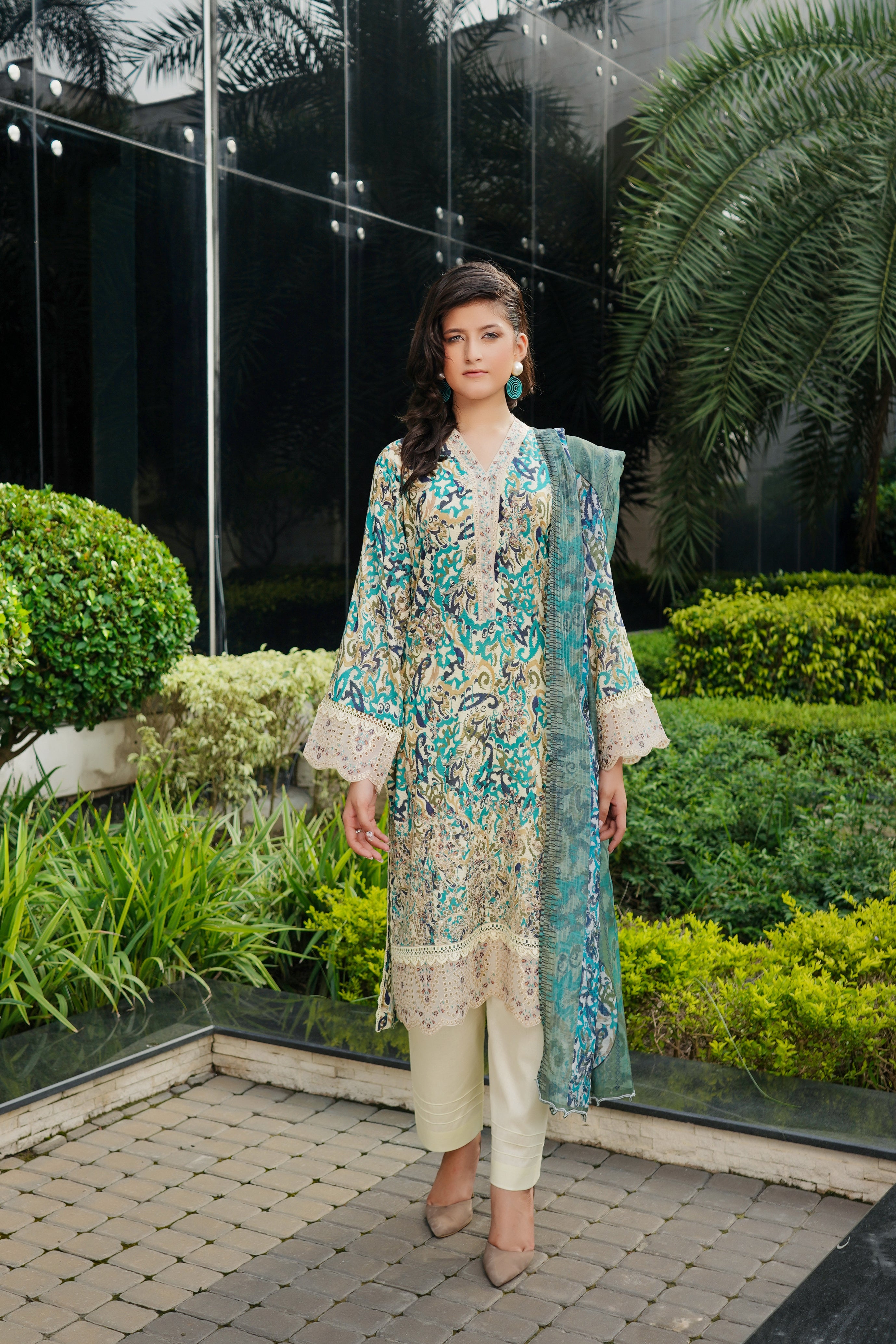 Munira Embroidered Lawn 3 Piece Suit MUN663