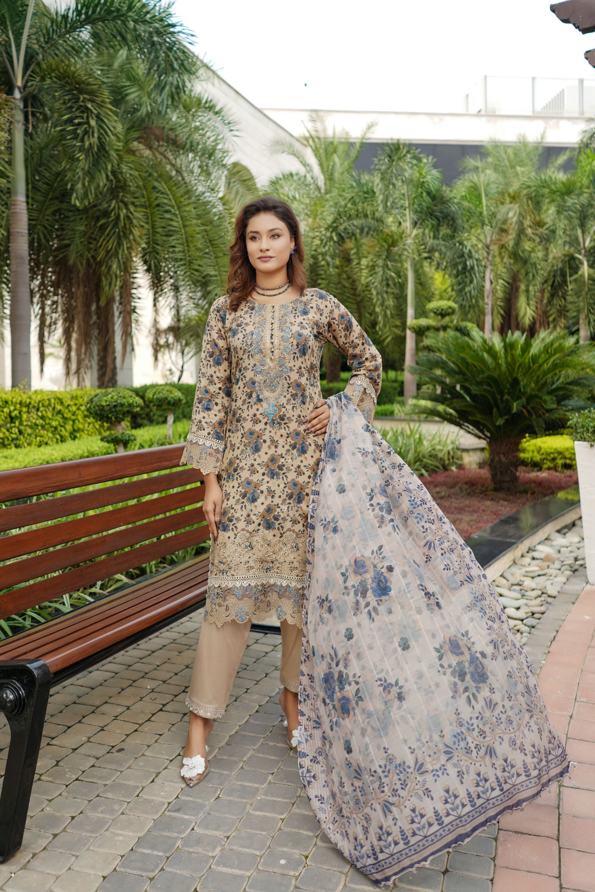 Munira Embroidered Lawn 3 Piece Suit MUN664