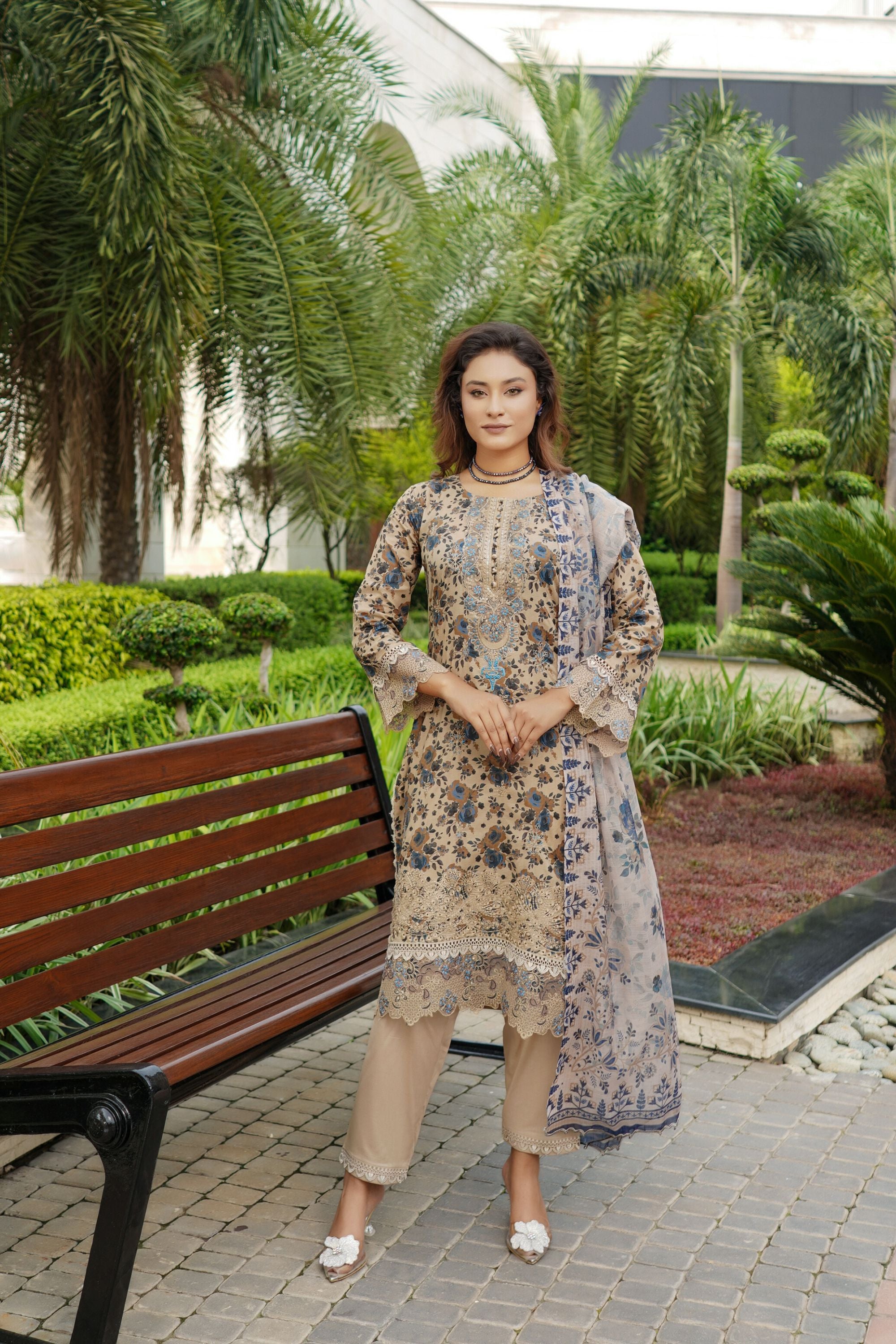 Munira Embroidered Lawn 3 Piece Suit MUN664