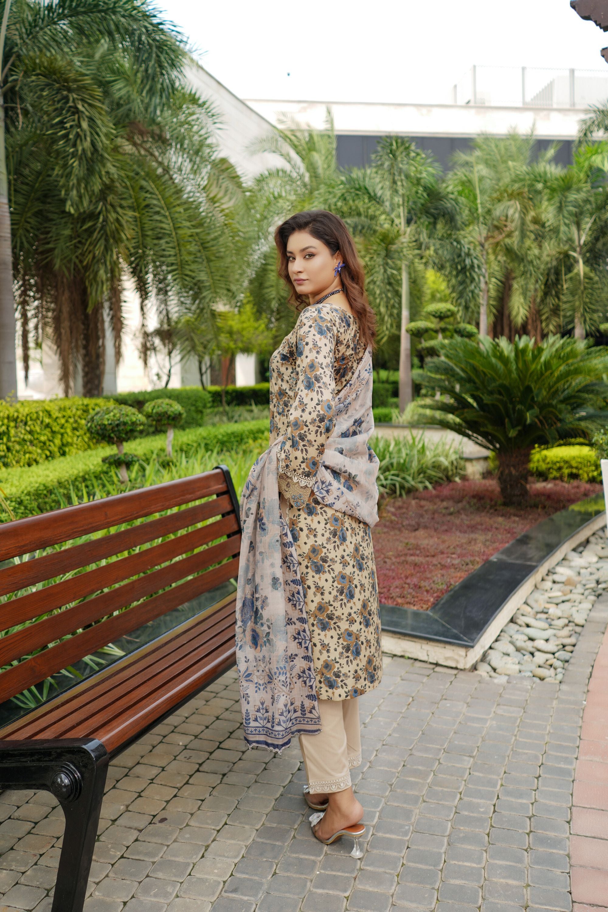 Munira Embroidered Lawn 3 Piece Suit MUN664