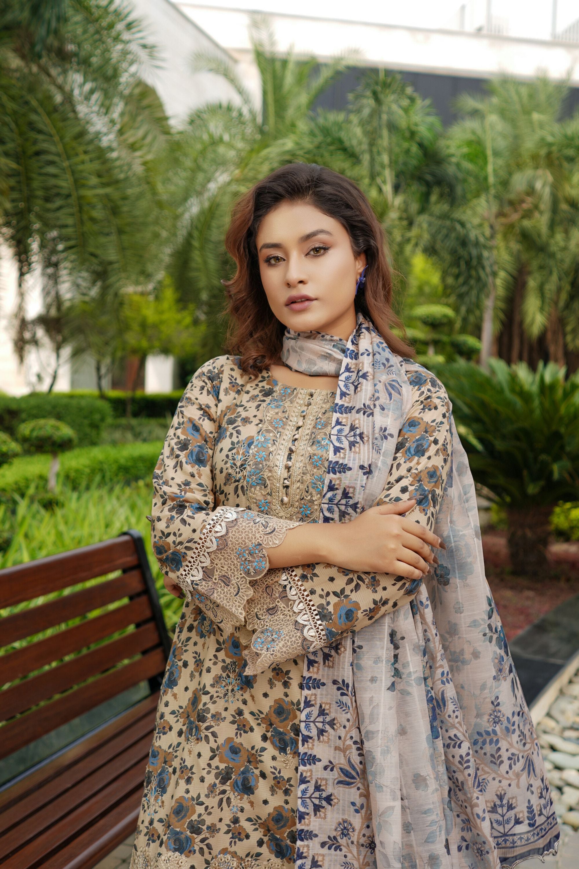 Munira Embroidered Lawn 3 Piece Suit MUN664