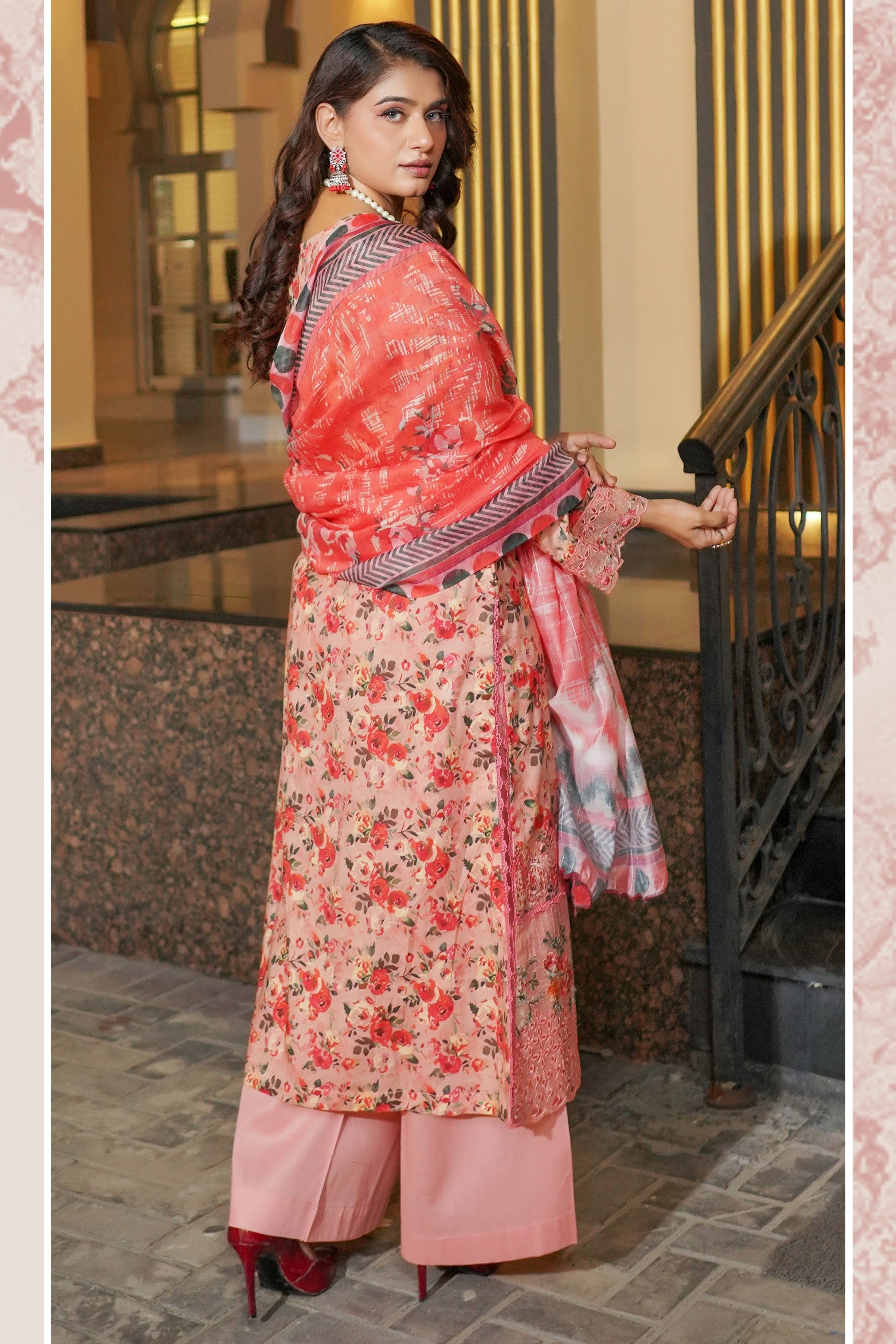 Munira Embroidered Lawn 3 Piece Suit MUN658