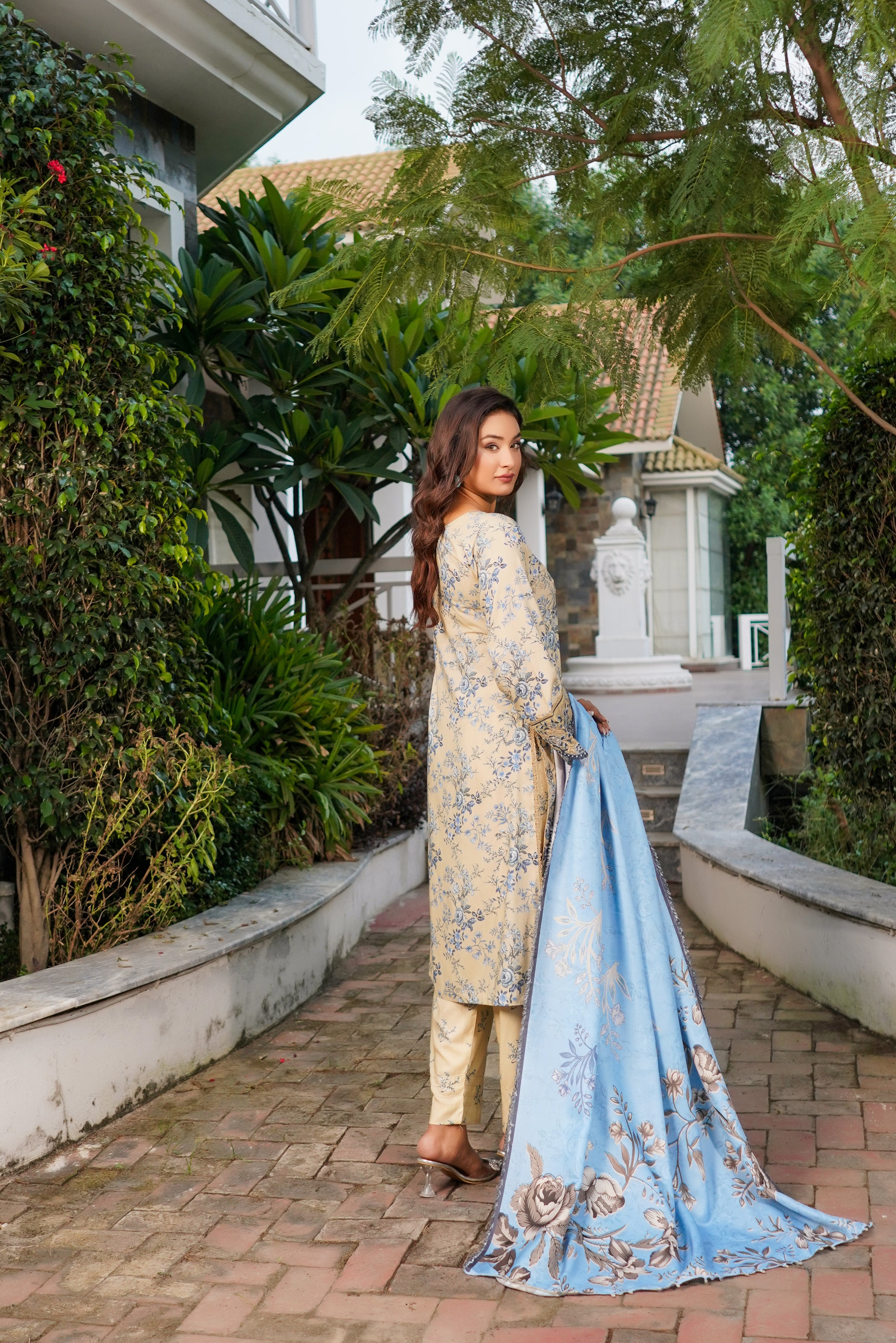 Munira Embroidered Linen 3 Piece Suit MUN690