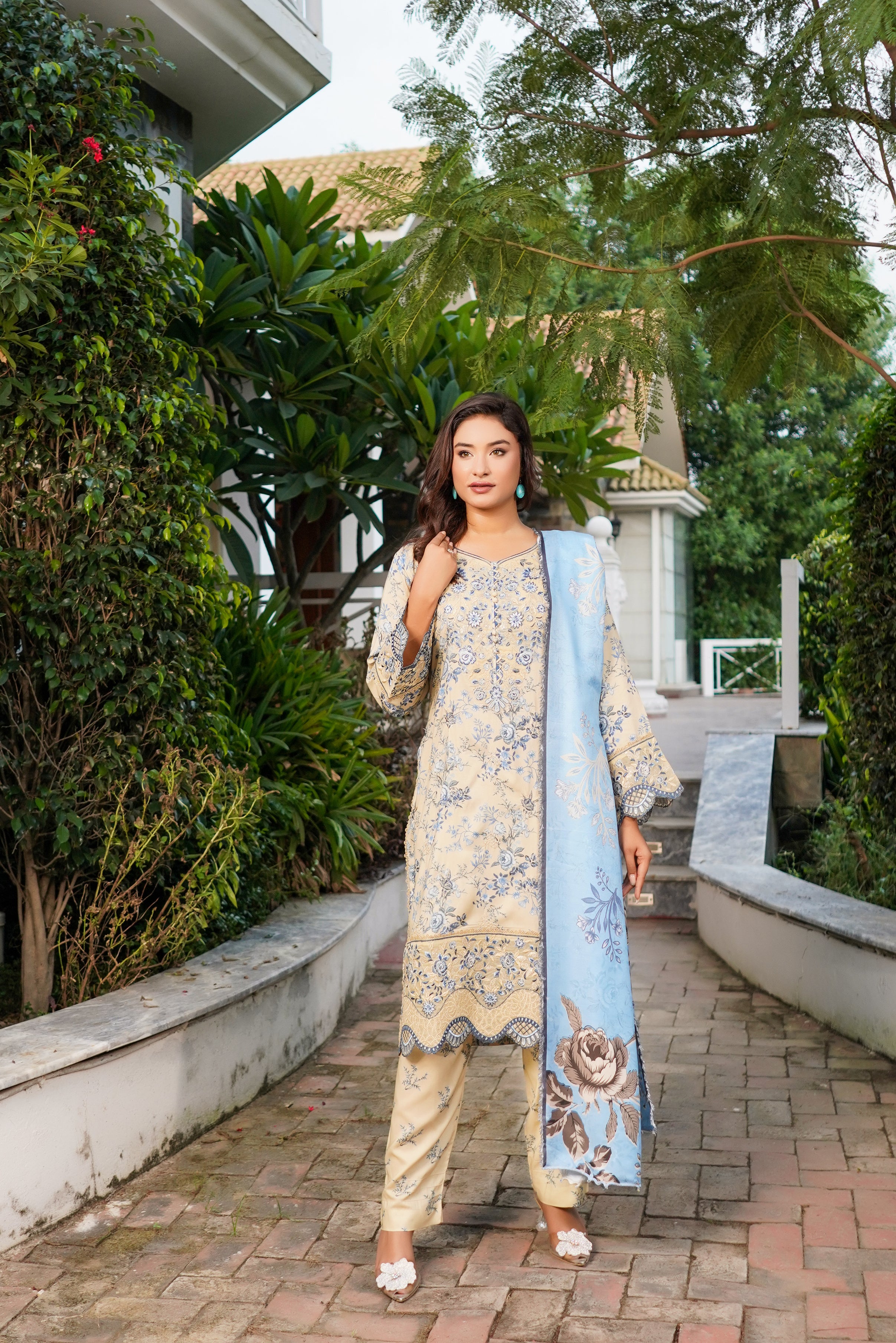 Munira Embroidered Linen 3 Piece Suit MUN690
