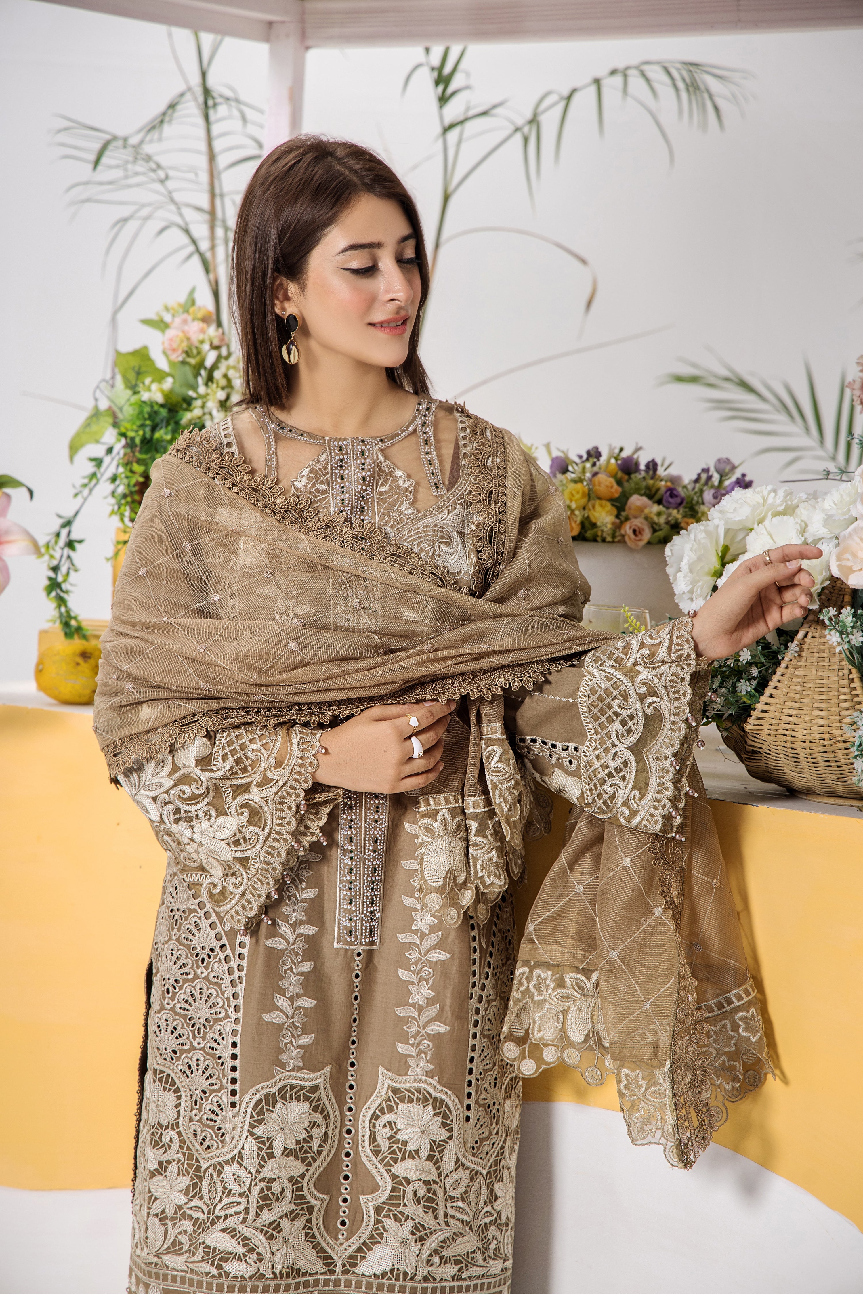 Traditional Thread Embroidered Luxury Lawn 3 Piece Suit TRA20