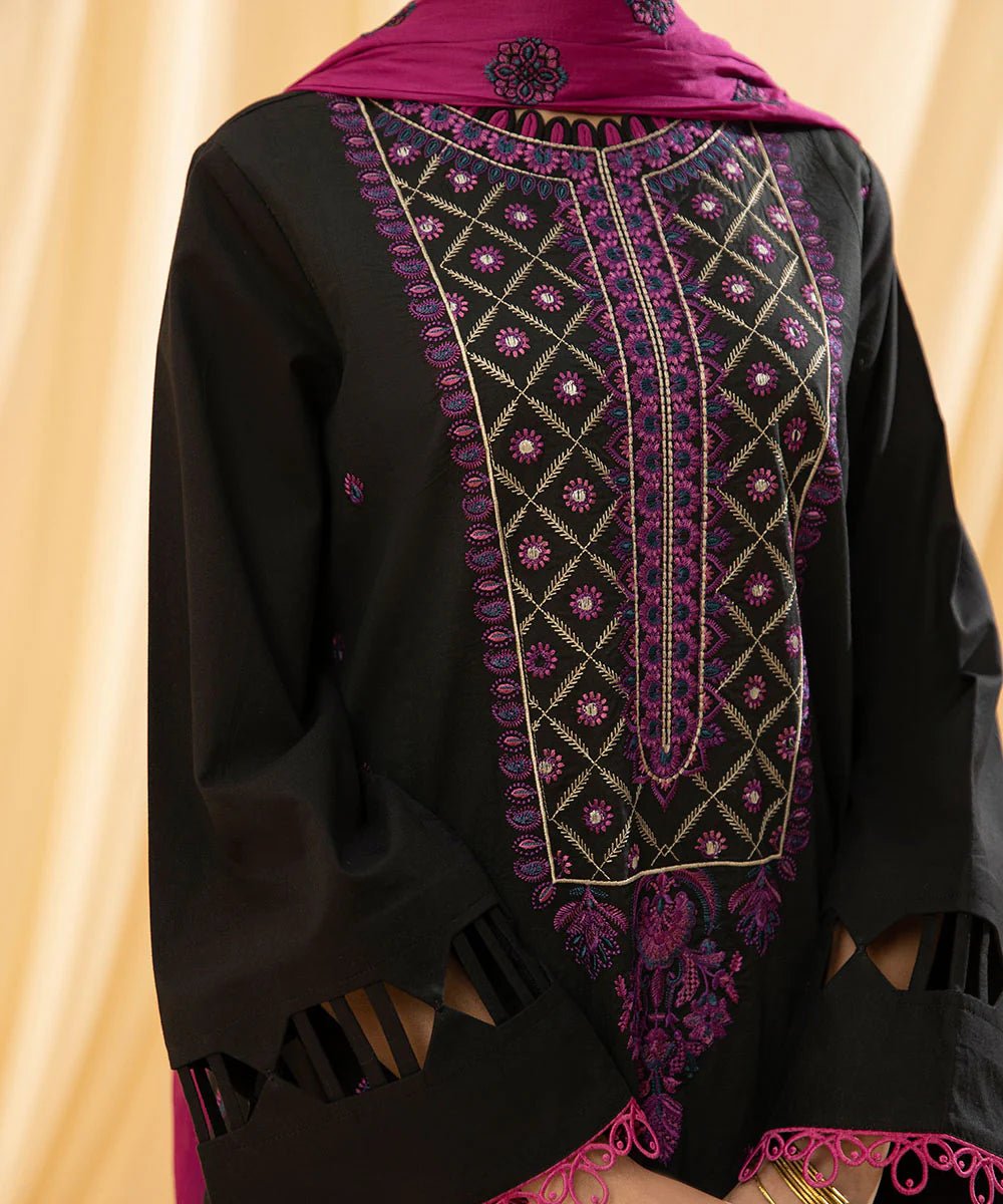 Sapphire Embroidered Lawn 3 Piece Suit SAP145 - Designer dhaage