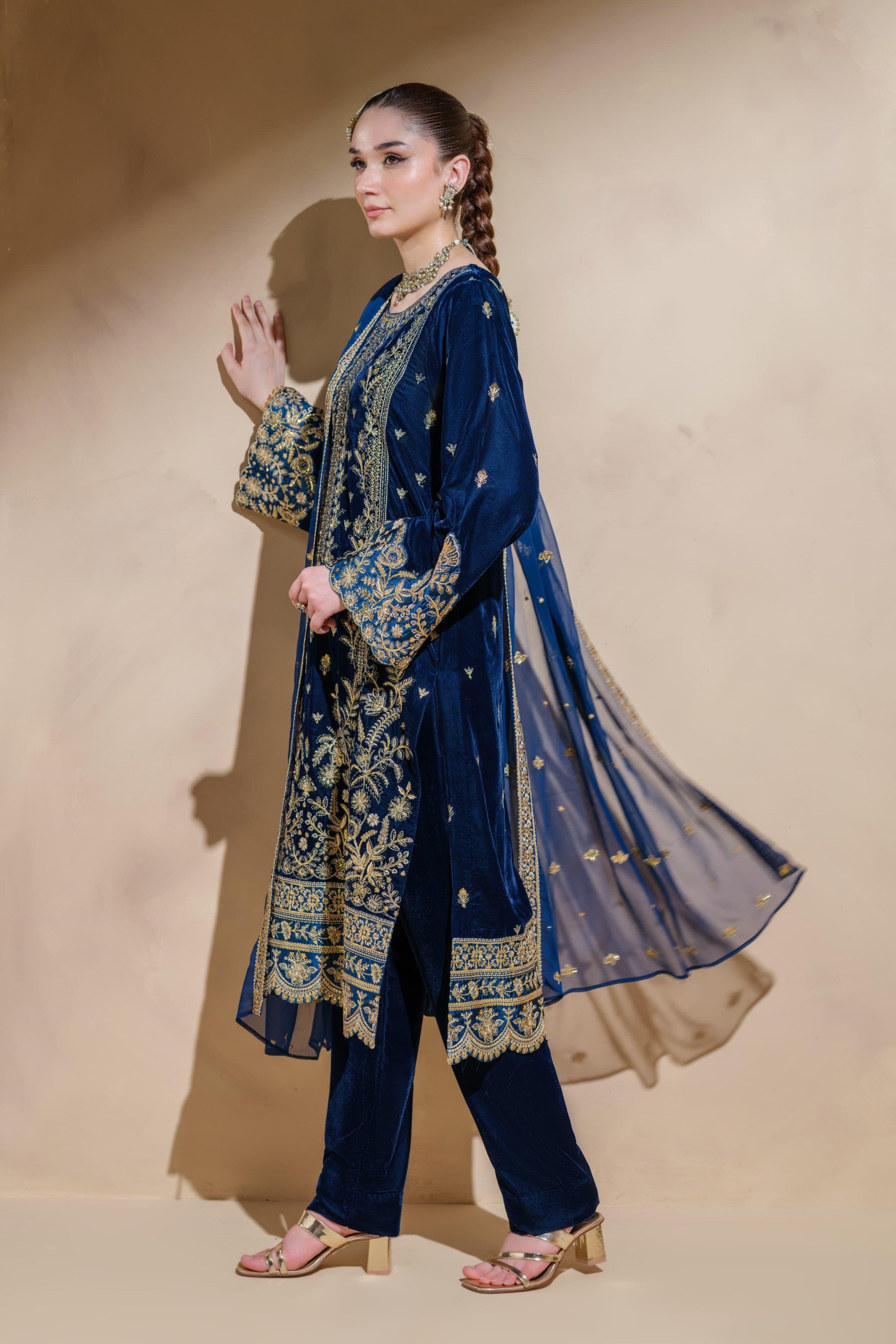 Heeras Embroidered Velvet 3 Piece Suit HEE64
