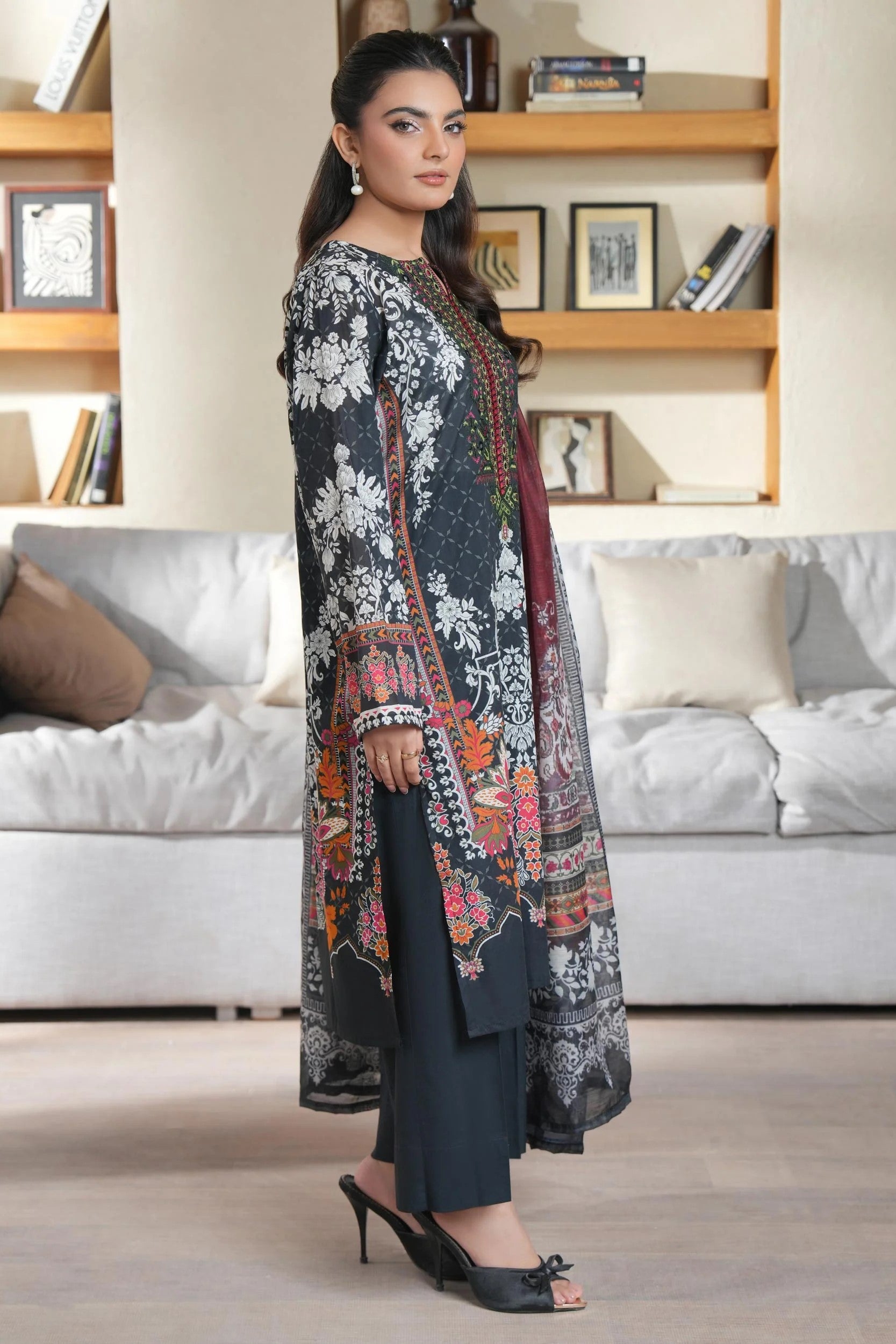 Limelight Embroidered Lawn 3 Piece Suit LIM388