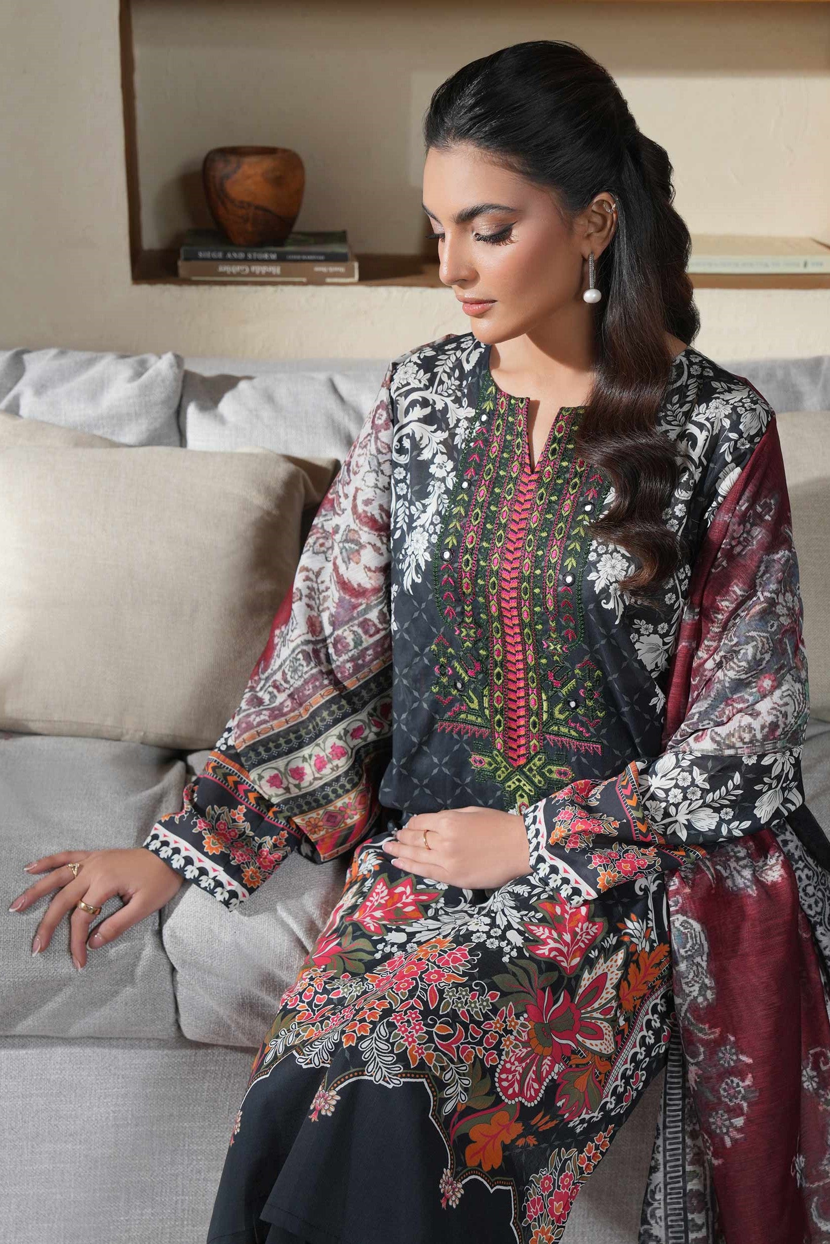 Limelight Embroidered Lawn 3 Piece Suit LIM388