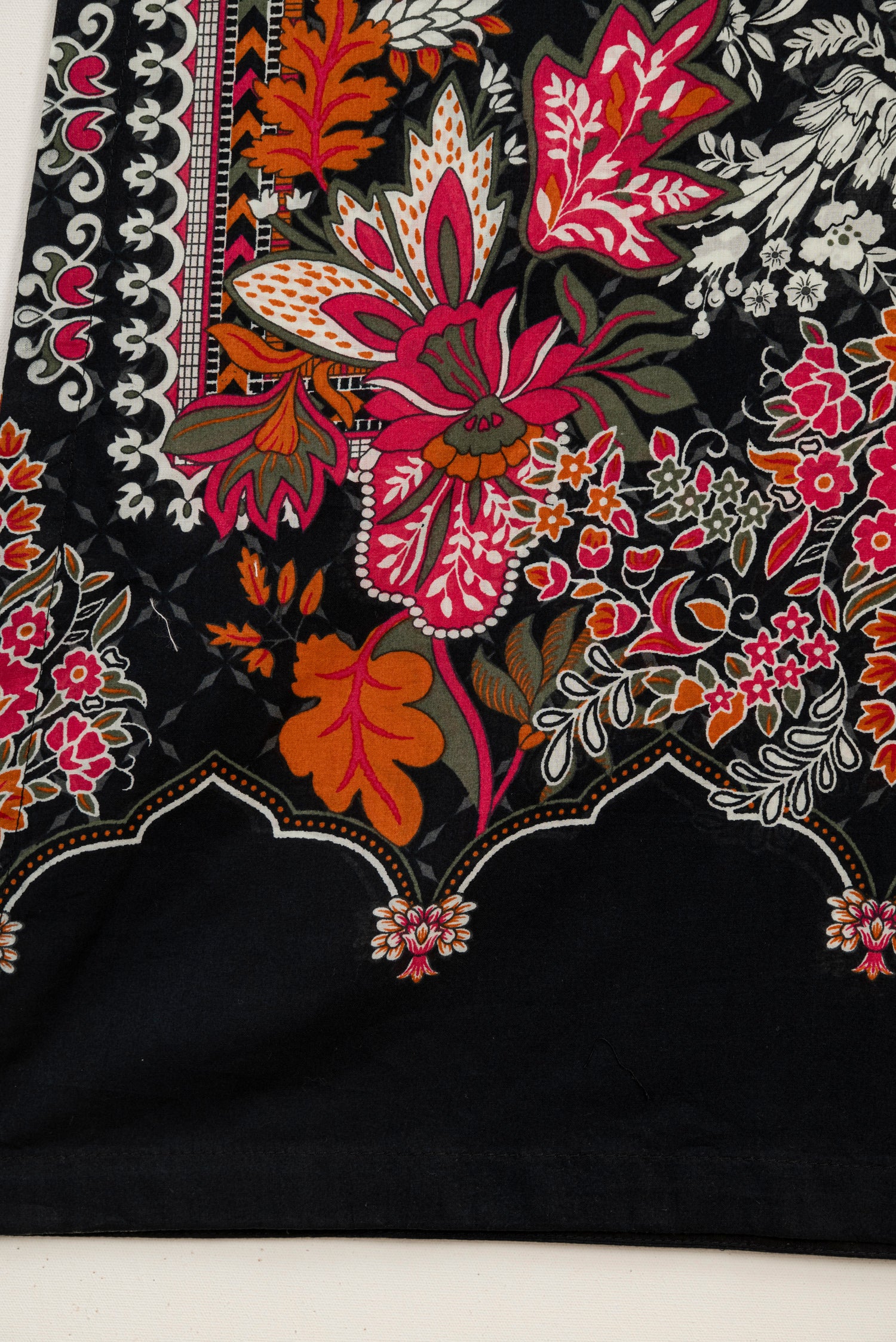 Limelight Embroidered Lawn 3 Piece Suit LIM388