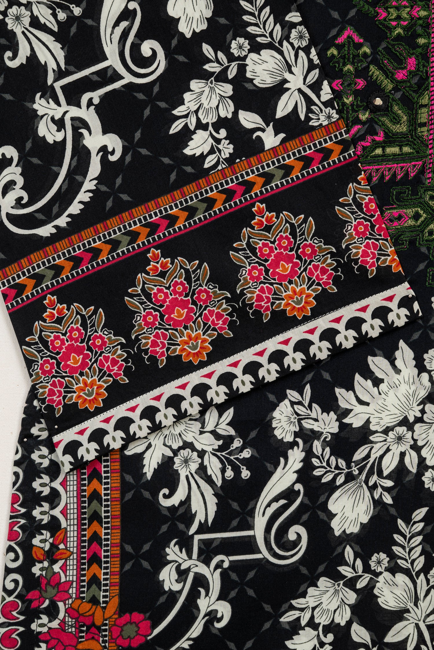 Limelight Embroidered Lawn 3 Piece Suit LIM388