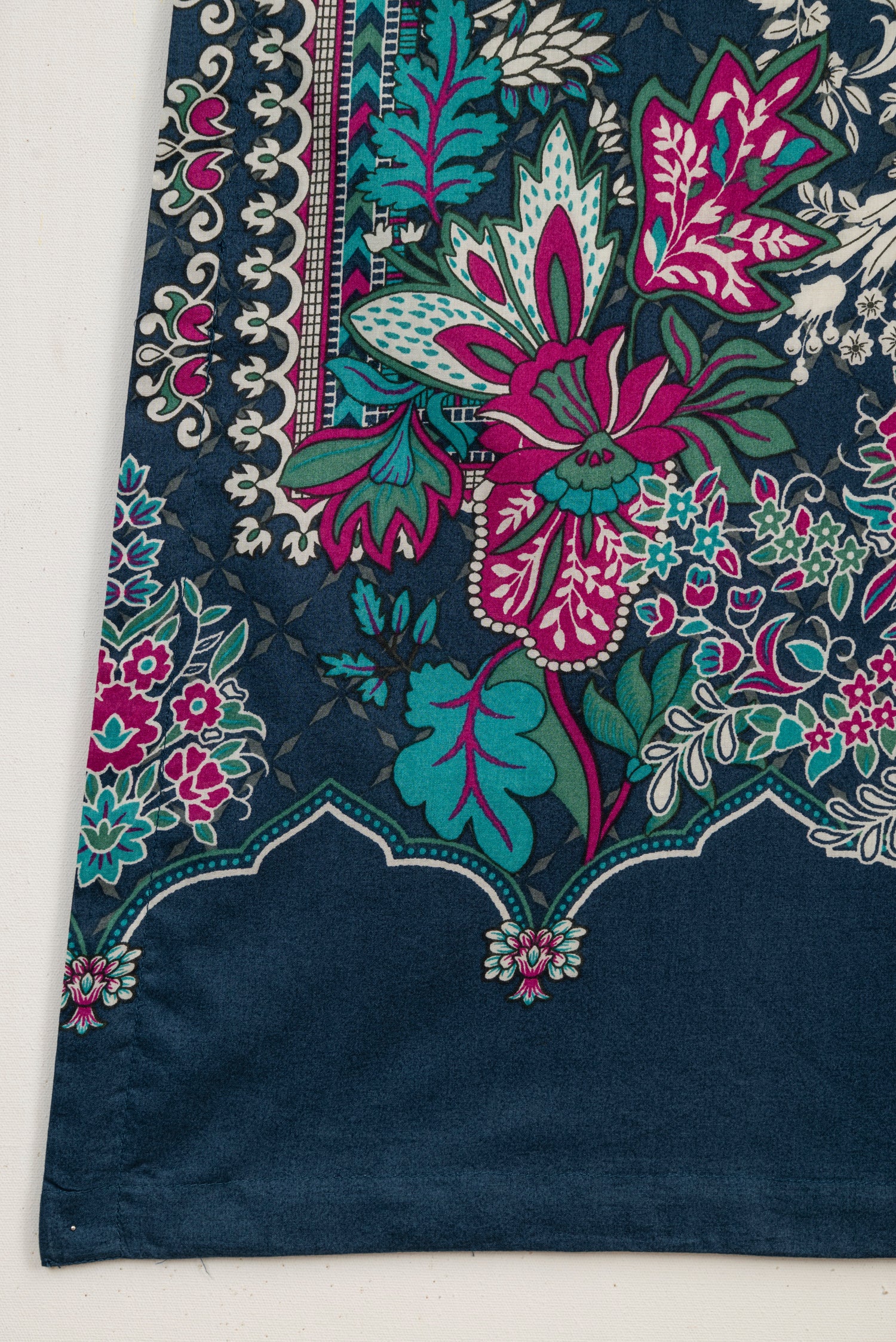 Limelight Embroidered Lawn 3 Piece Suit LIM389