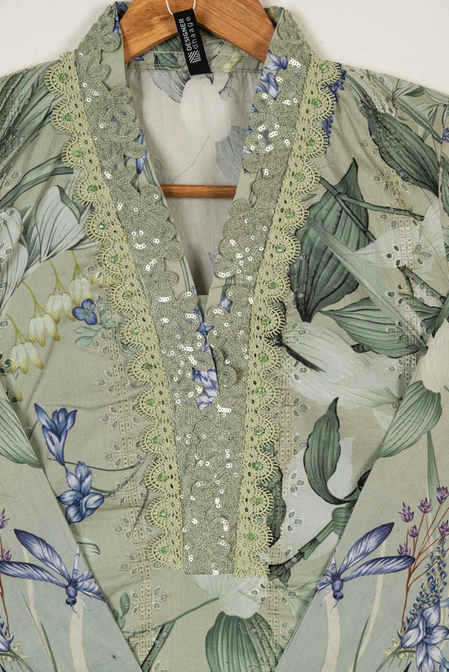 Maria B M Prints 2B Embroidered Lawn 3 Piece Suit MAR196