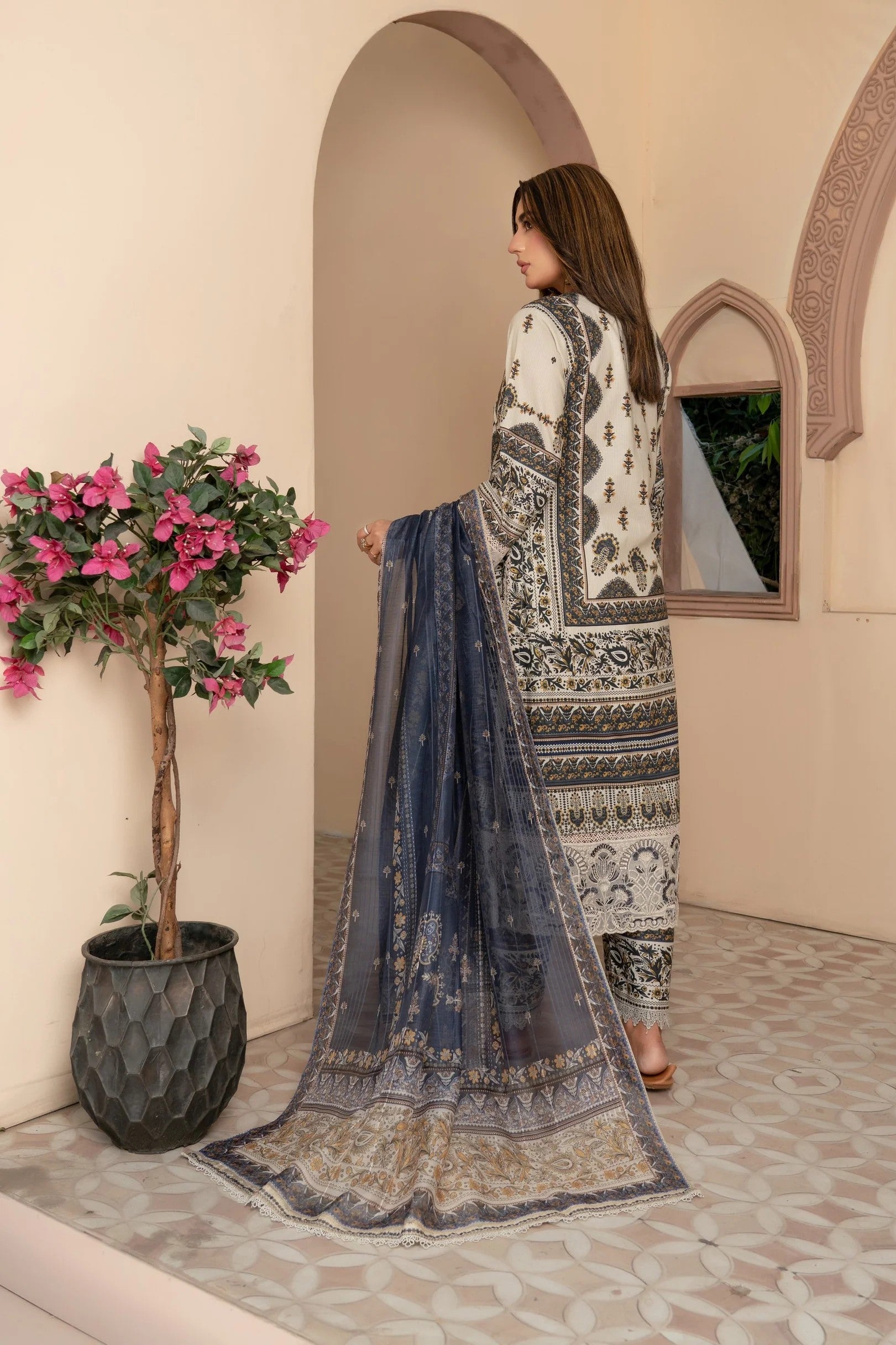 Munira Embroidered Lawn 3 Piece Suit MUN753