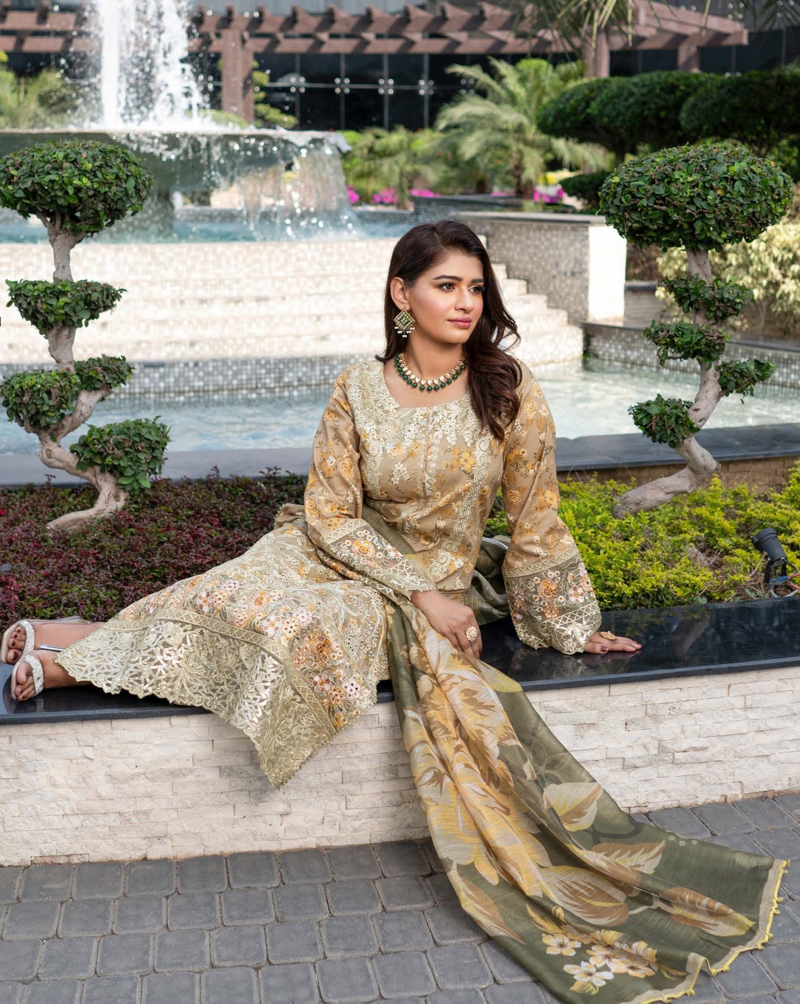 Munira Embroidered Lawn 3 Piece Suit MUN623
