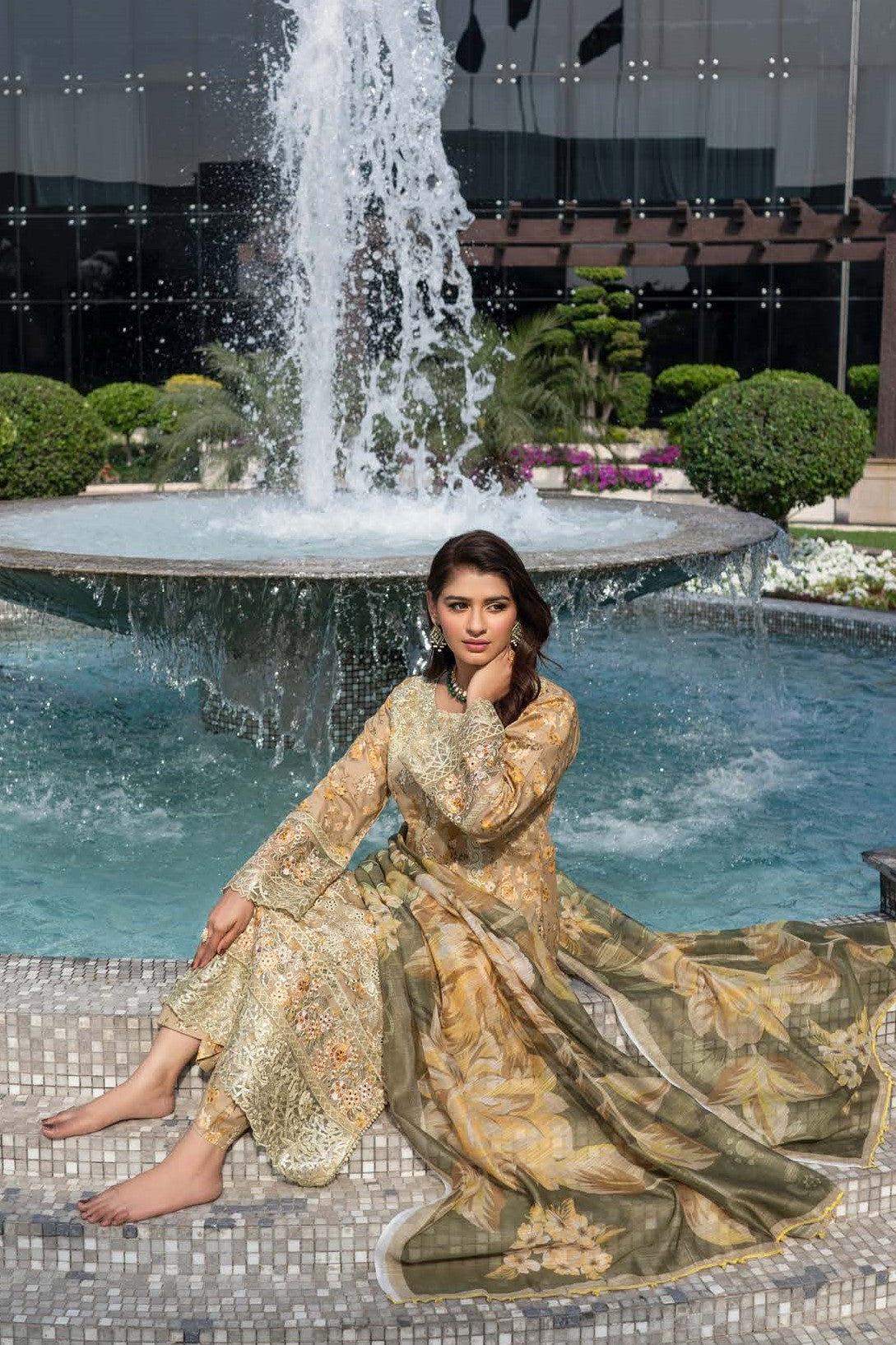 Munira Embroidered Lawn 3 Piece Suit MUN623