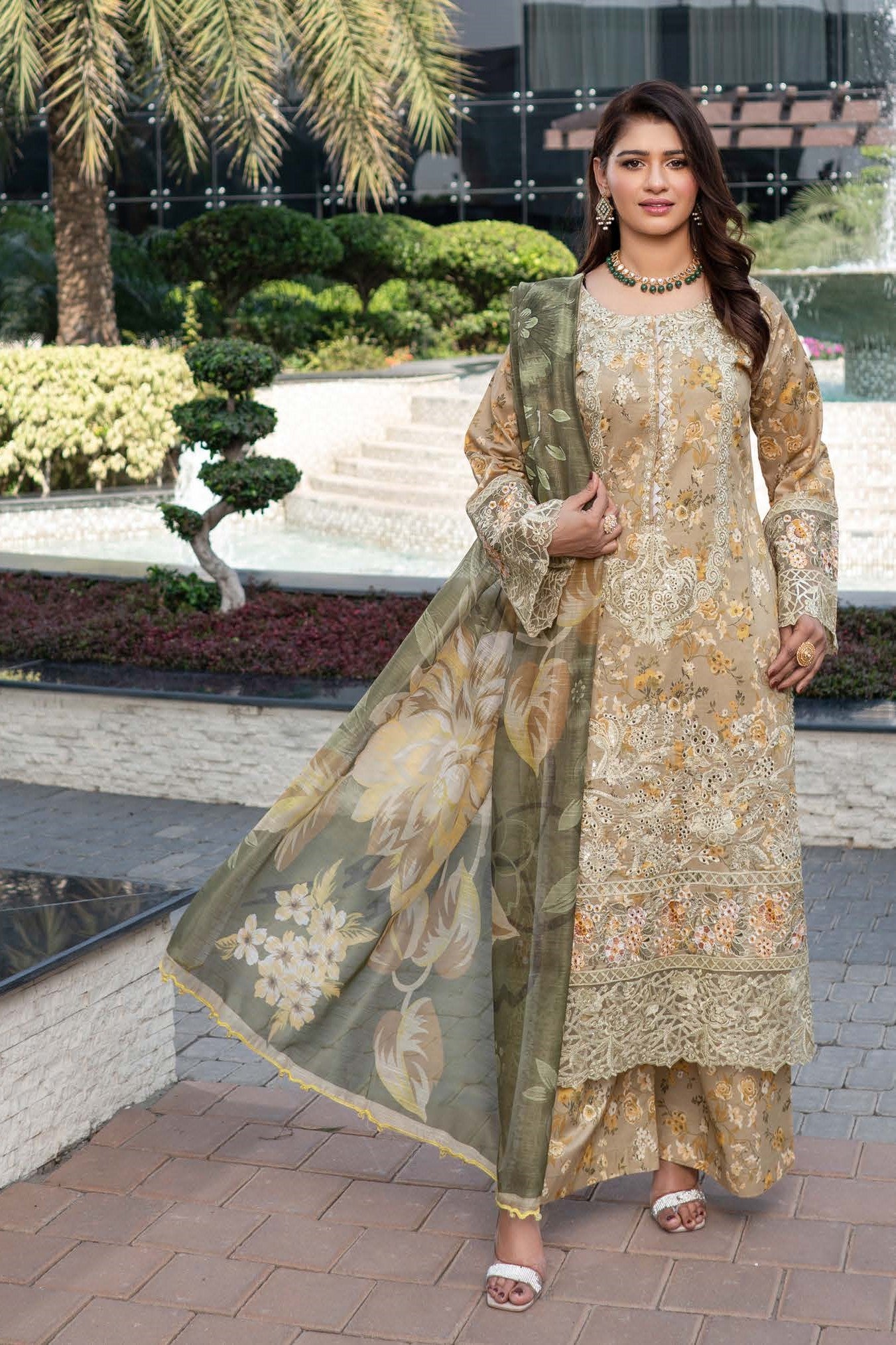 Munira Embroidered Lawn 3 Piece Suit MUN623