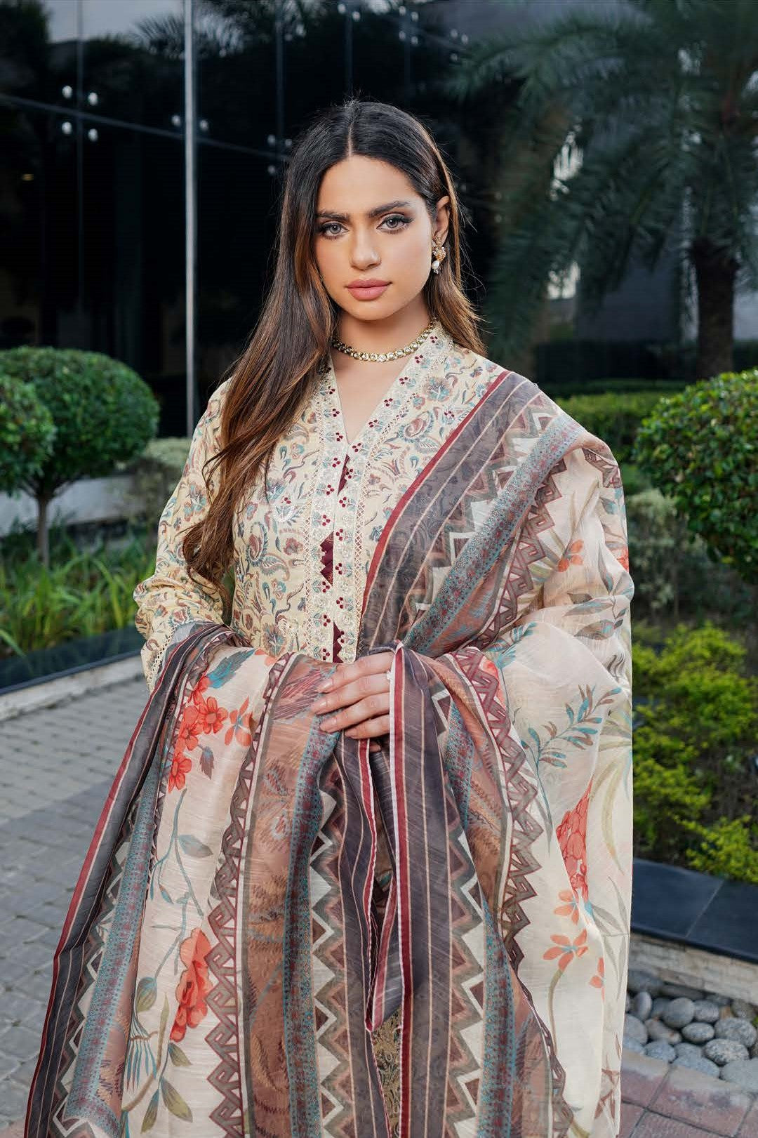 Munira Embroidered Lawn 3 Piece Suit MUN626