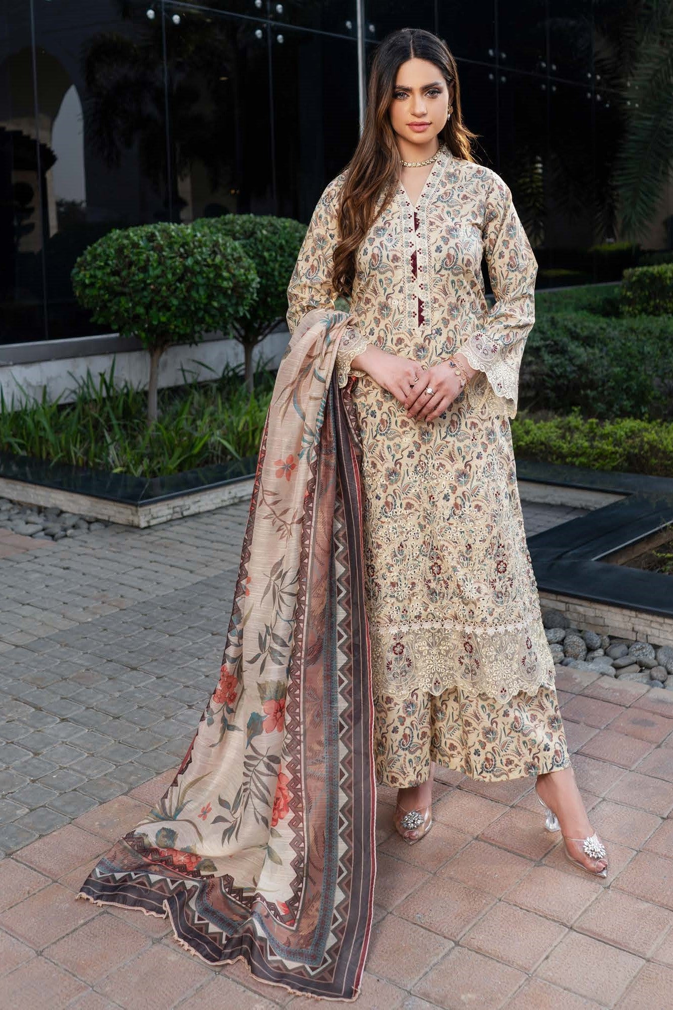Munira Embroidered Lawn 3 Piece Suit MUN626