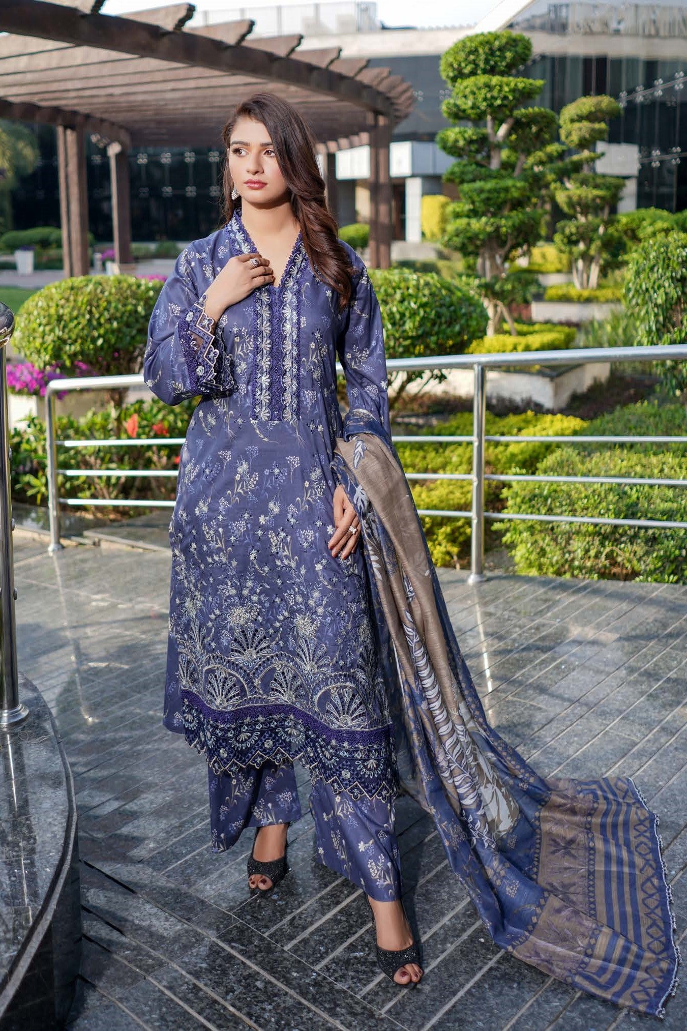 Munira Embroidered Lawn 3 Piece Suit MUN627