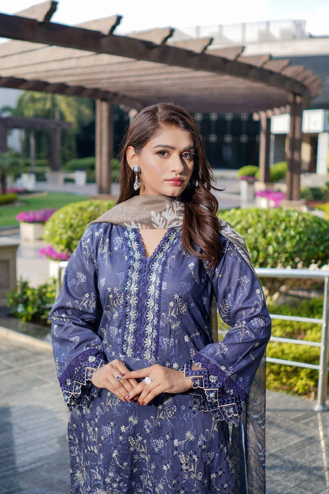 Munira Embroidered Lawn 3 Piece Suit MUN627