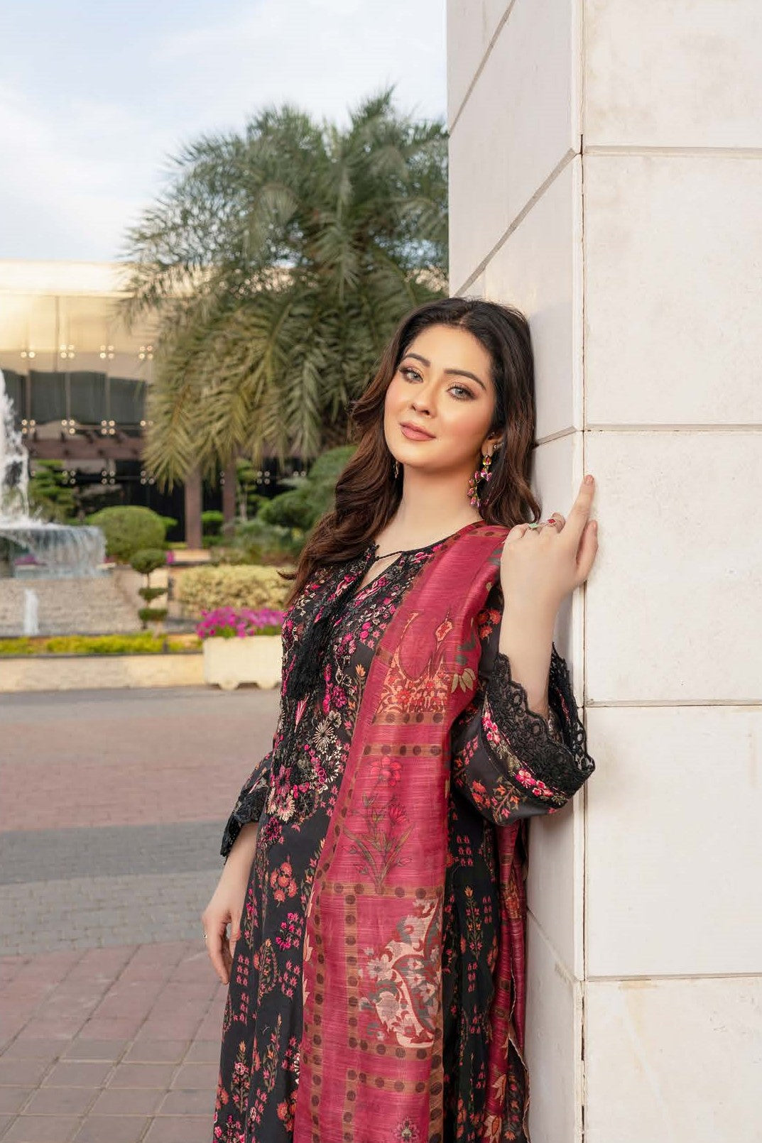 Munira Embroidered Lawn 3 Piece Suit MUN628