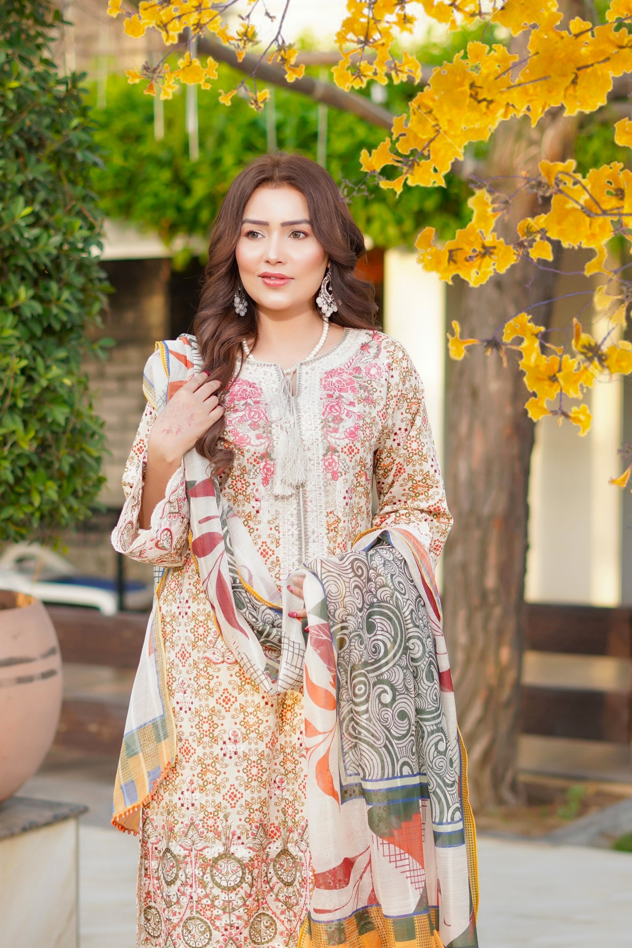 Munira Embroidered Lawn 3 Piece Suit MUN635