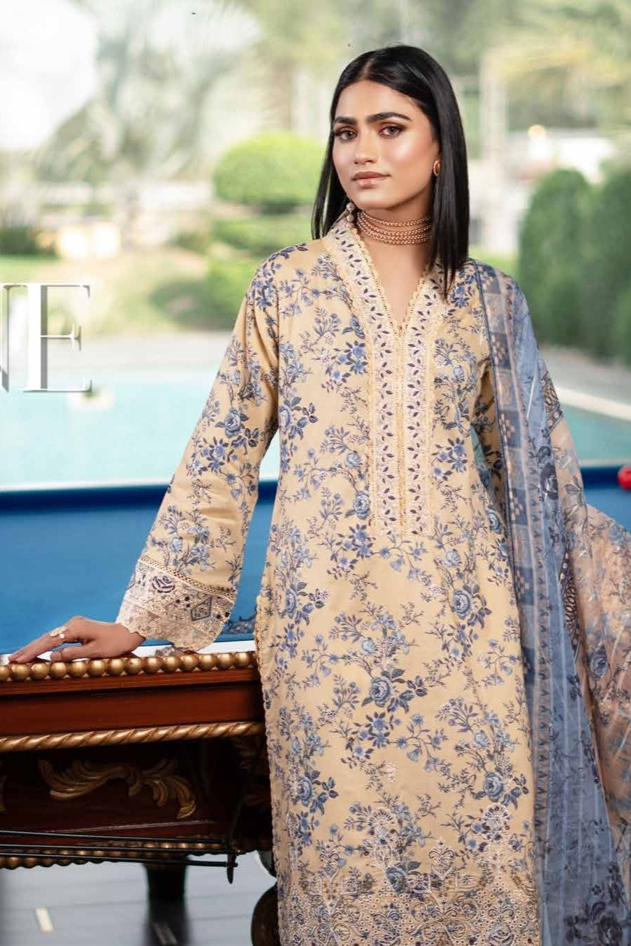 Munira Embroidered Lawn 3 Piece Suit MUN636